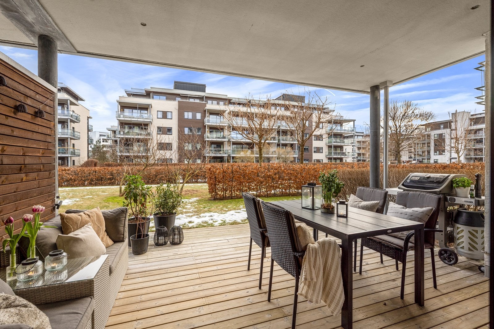 Flott moderne og lys leilighet fra 2015 med vannbåren gulvvarme. Utgang til terrasse og hage. Galleribilde