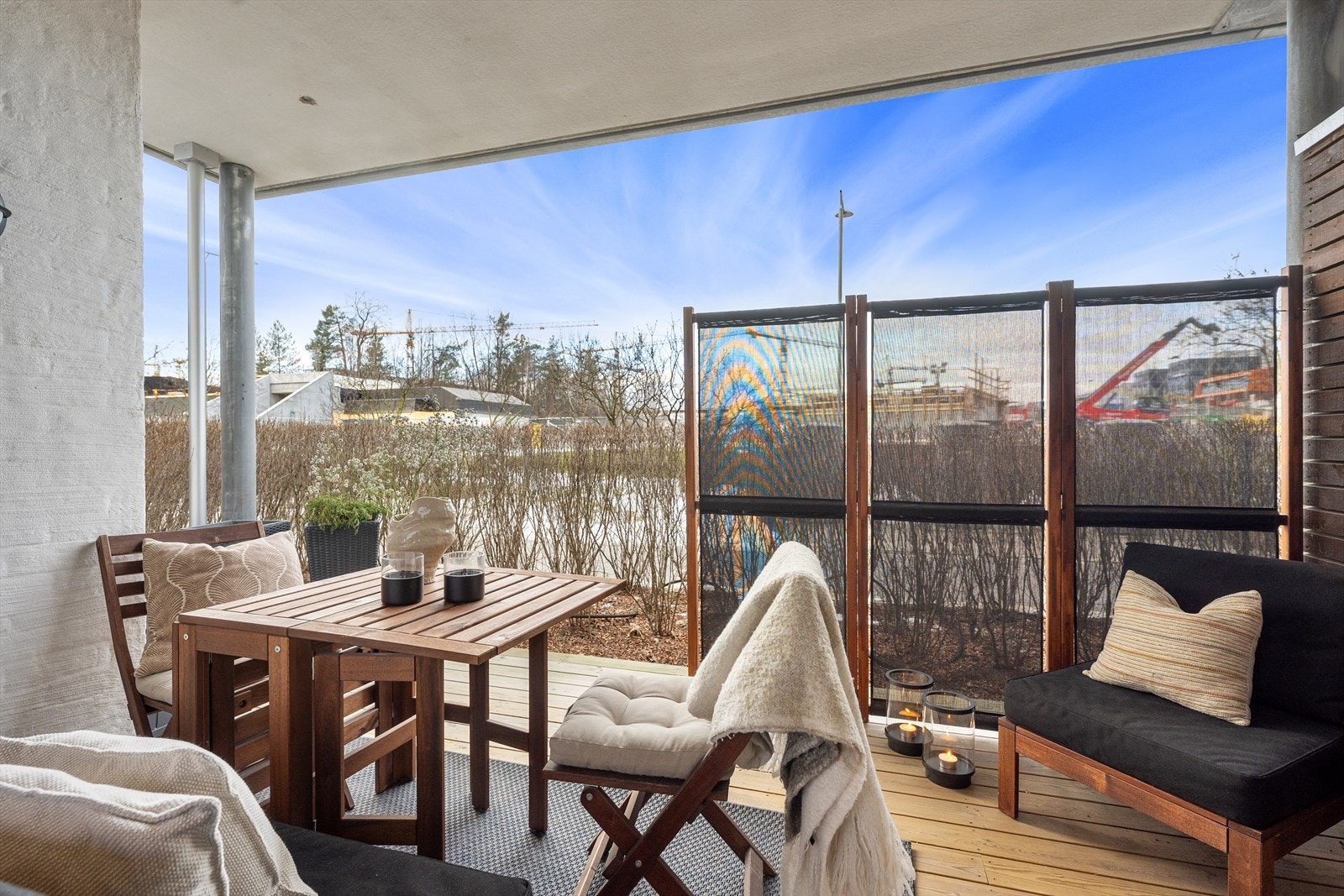 Fra kjøkkenet har du tilgang til en hyggelig platting på 12m2. Her blir det en grønn hekk på sommeren og du har sen kveldsol her. Galleribilde