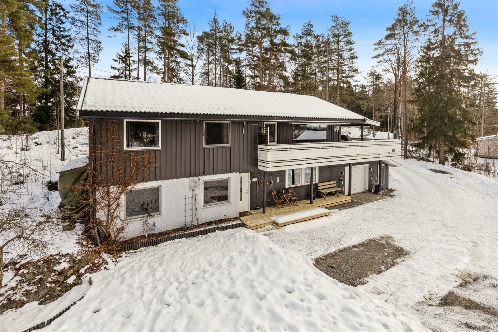 Eiendommen har fin beliggenhet, med kort vei til bl.a. skole, barnehage og butikk. Galleribilde