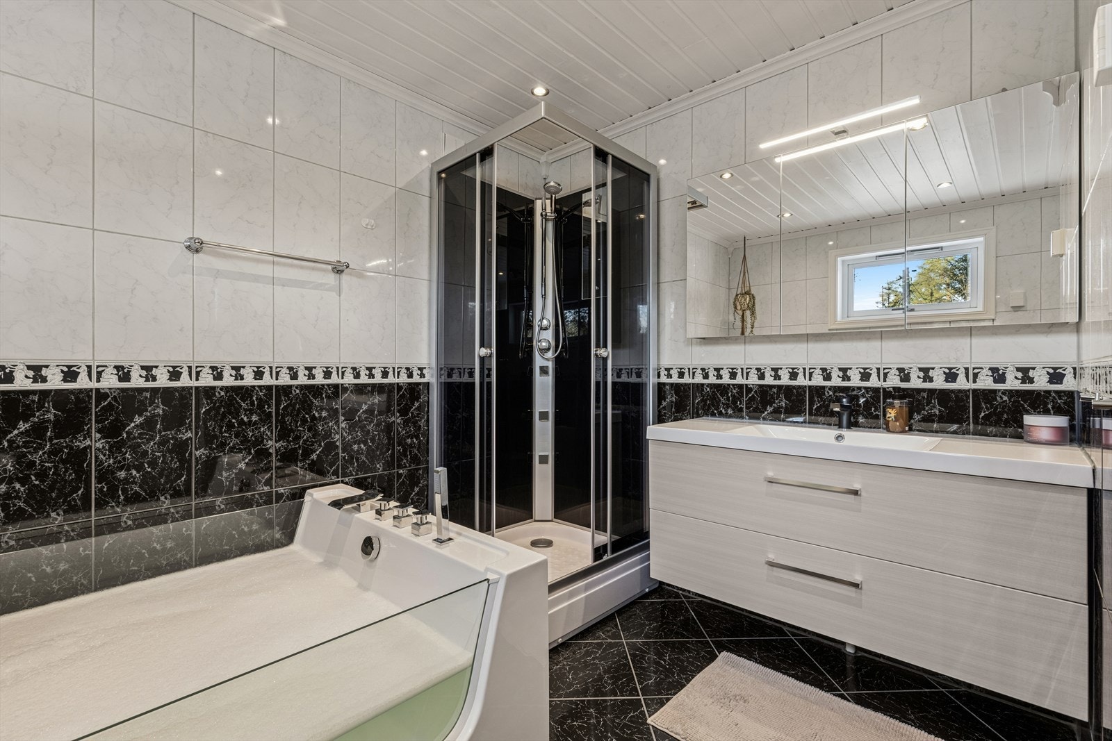 Servantinnredningen og badekaret er fra 2023 og dusjkabinettet ble byttet i 2026. Galleribilde