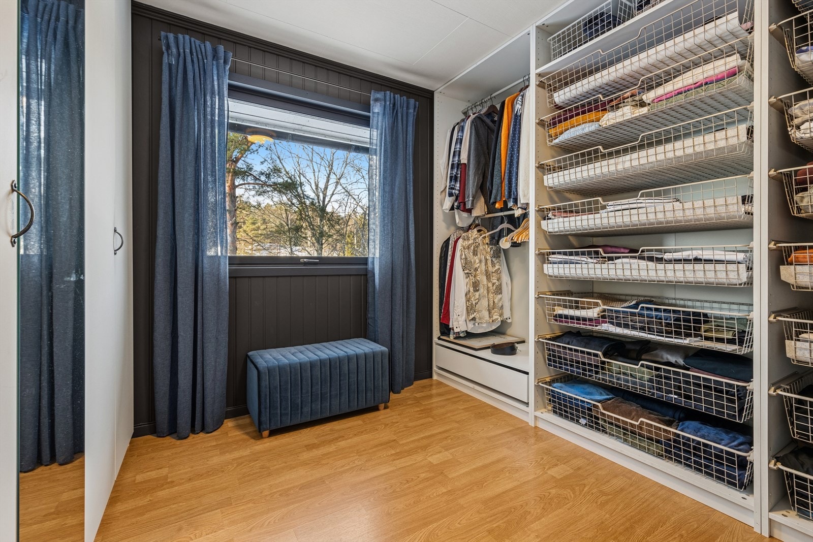 Soverom nr. 2 i hovedetasjen benyttes til garderobe. Skap som sees til venstre i bildet medfølger ikke. Galleribilde