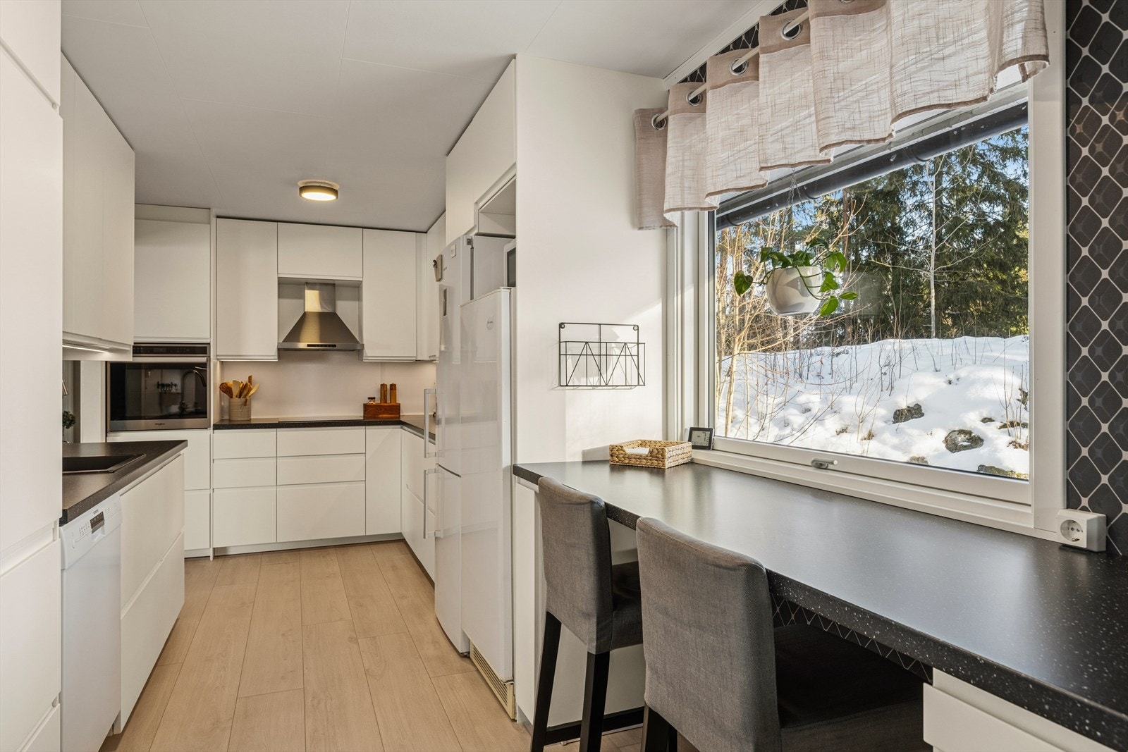 Det er rikelig med skap- og benkeplass på kjøkkenet. Galleribilde