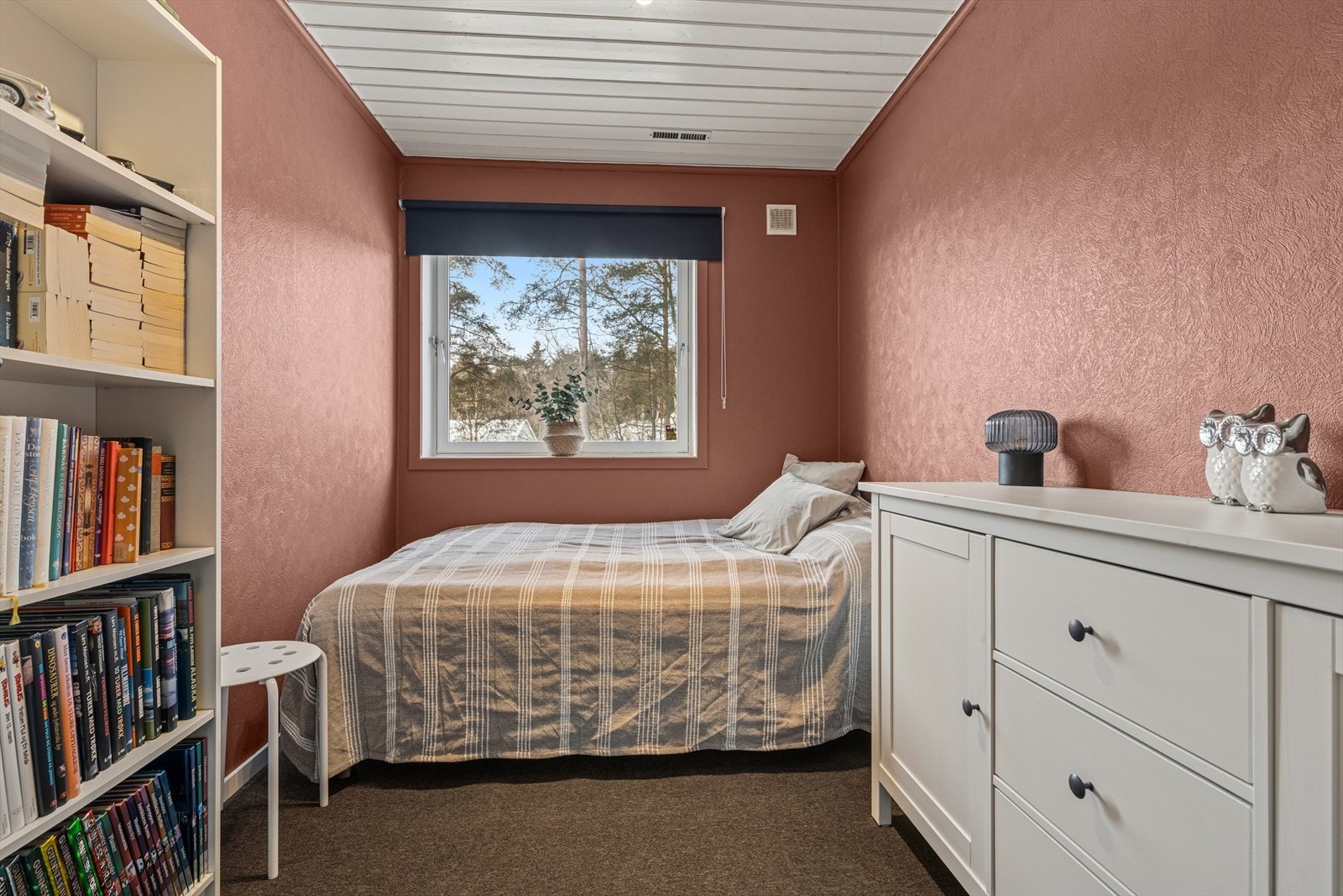 Dette rommet er byggemeldt som "hobby", men benyttes i dag som soverom (ikke bruksendret) Galleribilde