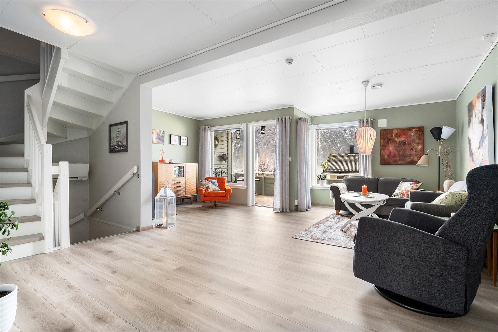 Her er det ulike sonar og god plass til både sitte- og spisegrupper. Galleribilde