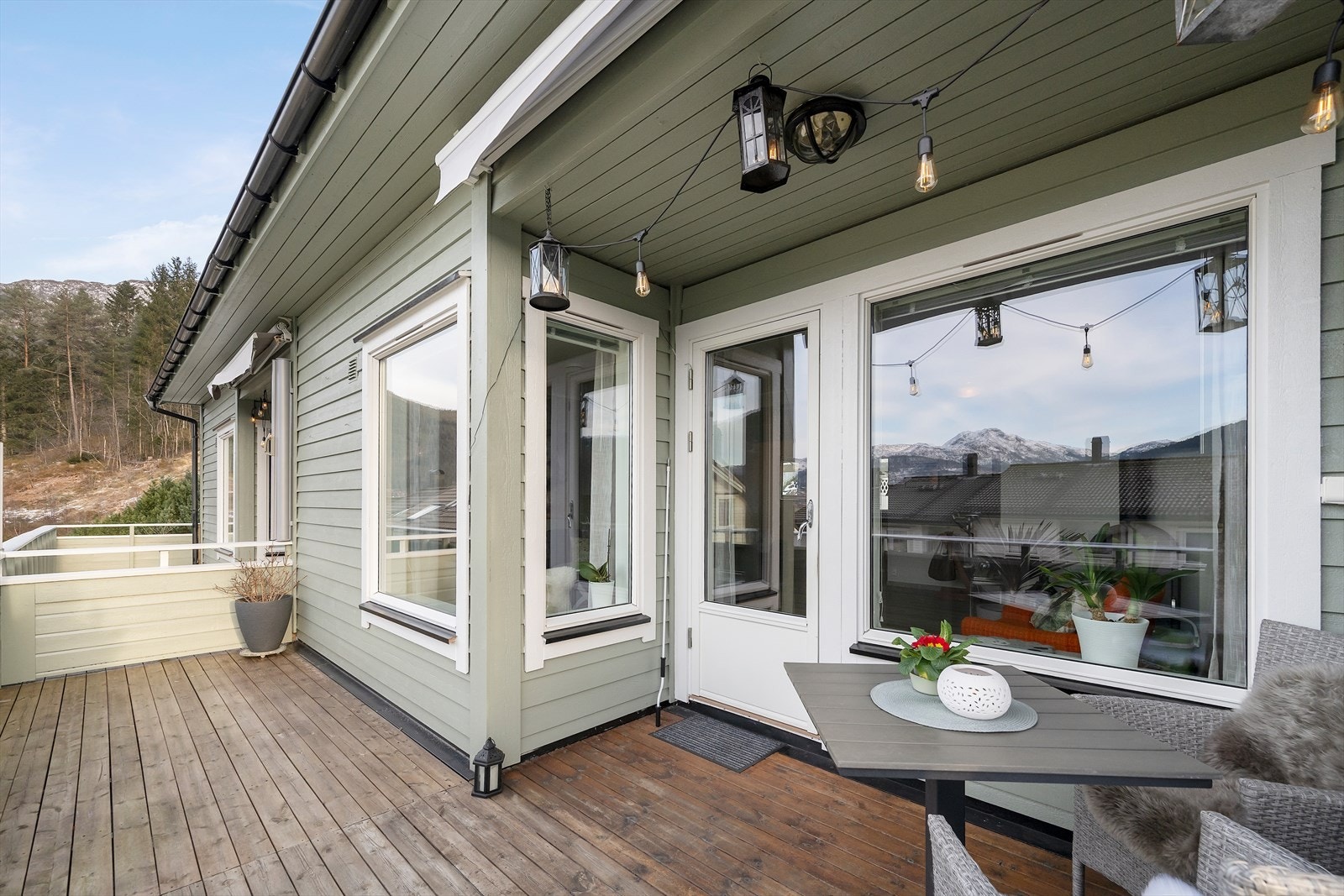 Altanen er utvida og dels overbygd. Her er det gode soltilhøve og fin utsikt. Galleribilde