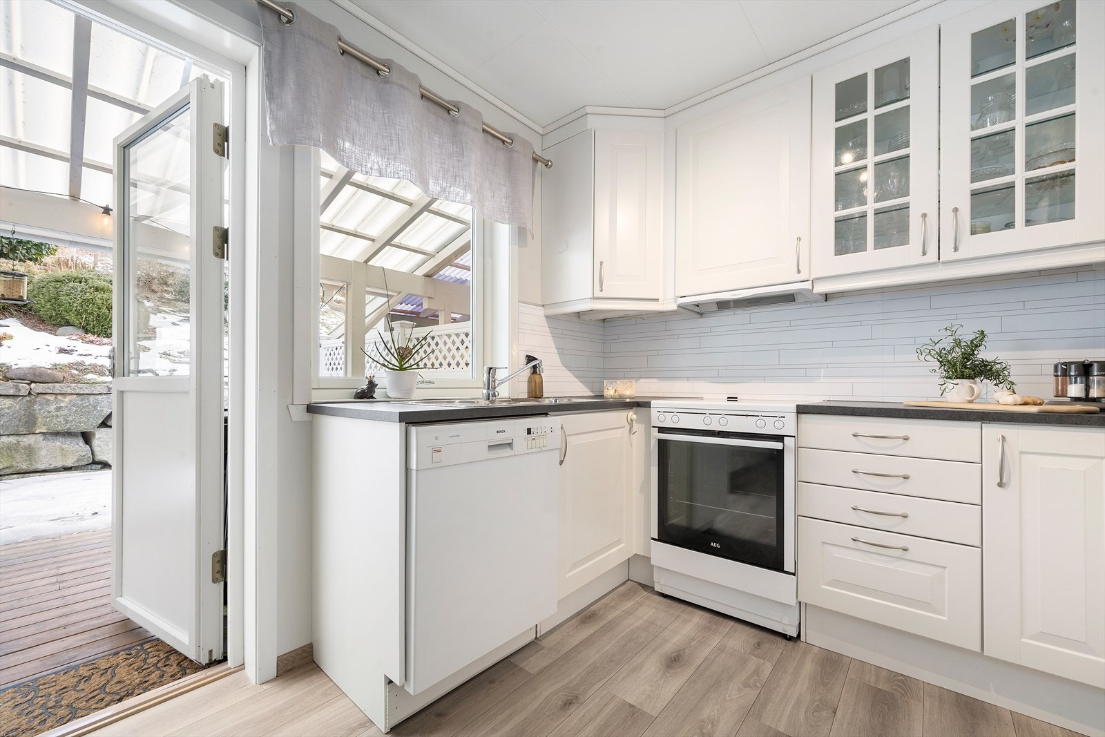 Frå kjøkkenet er det utgang til terrassen på baksida. Galleribilde