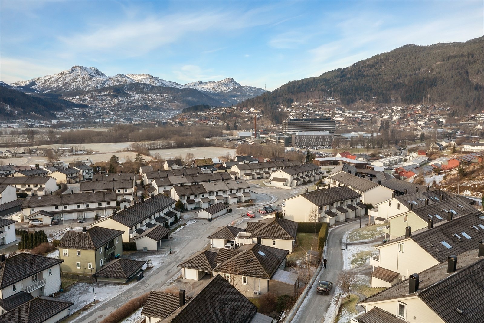 Frå eigedomen er det gangavstand til mellom anna sjukehuset, HVL, butikkar, leikeplassar, turområde og badeplassar. Galleribilde