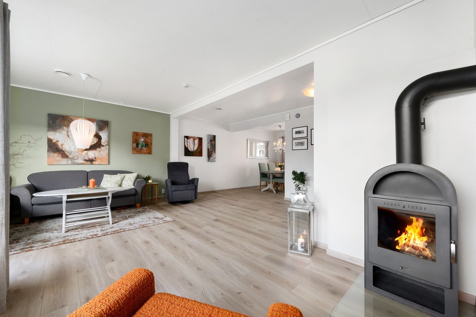 Fin sitteplass ved vedomnen. Galleribilde