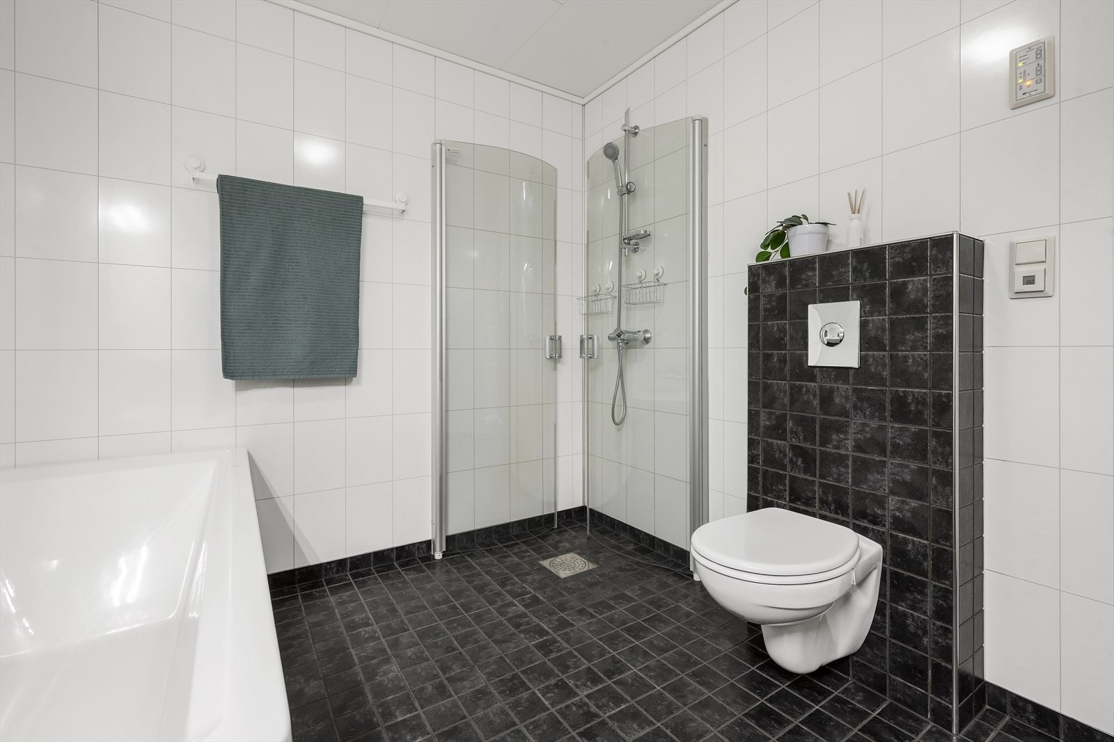 Her er både badekar og dusj med innfellbare dører. Galleribilde