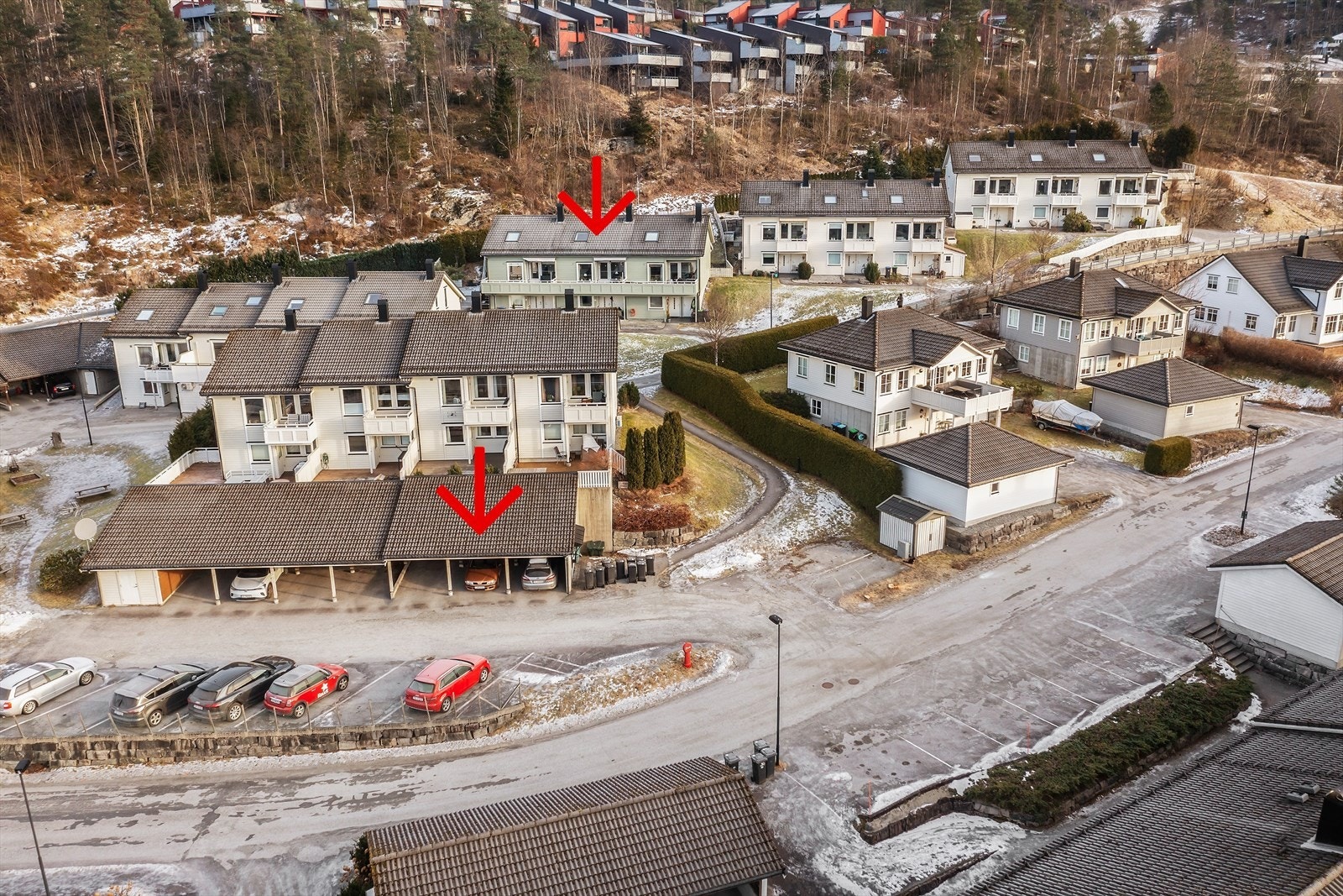 Frå bustaden er det fin gangveg ned til carporten. Galleribilde