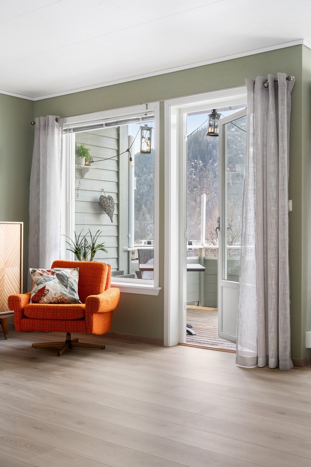 Eigedomen ligg sørvestvendt og nyt svært gode soltilhøve. Galleribilde