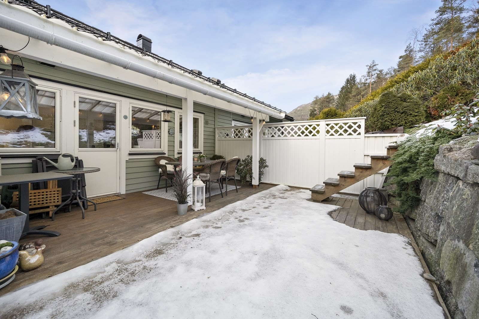 Terrassen er romsleg. Legg merke til trappa som ledar opp til bedet. Galleribilde