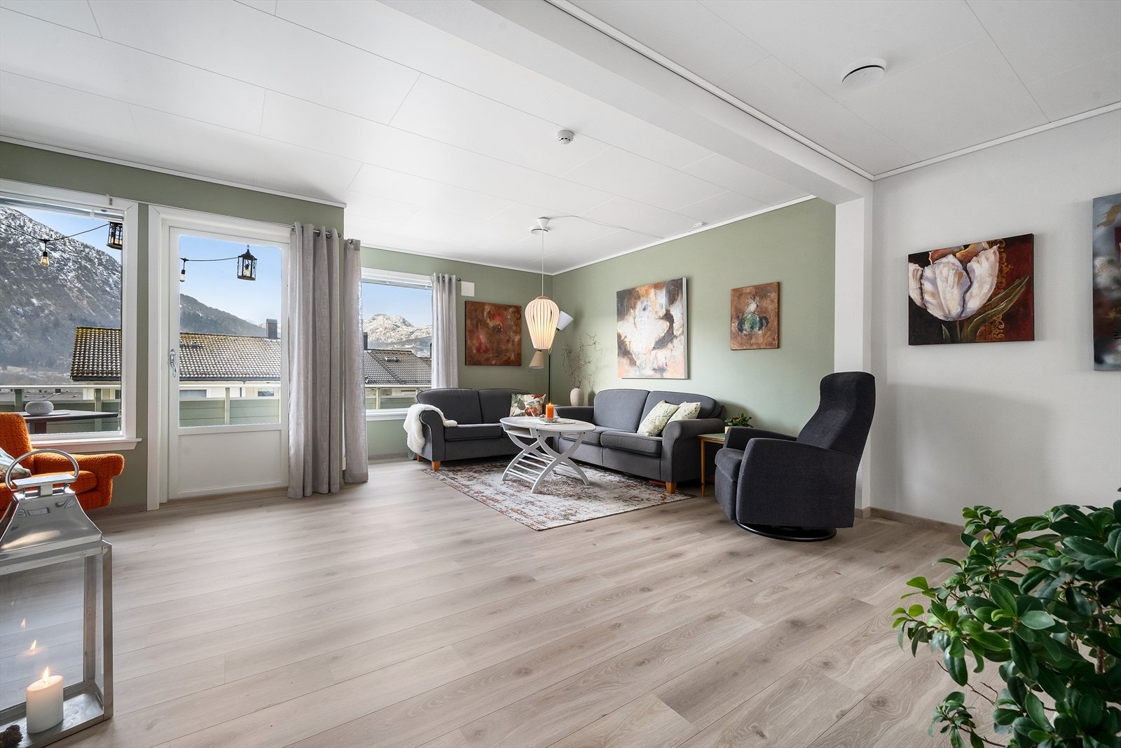 Stova er lys og romsleg med god plass til møblering. Galleribilde