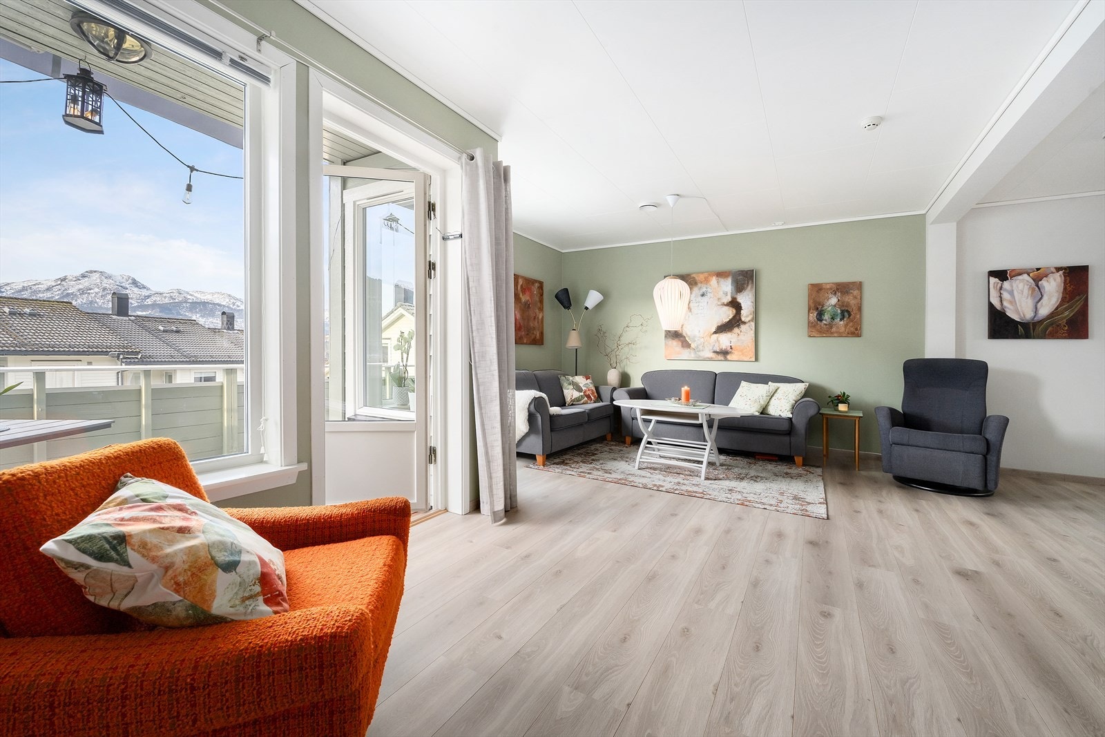 Velkommen inn. Her er det godt lysinnslepp, lite innsyn og flott utsyn. Galleribilde