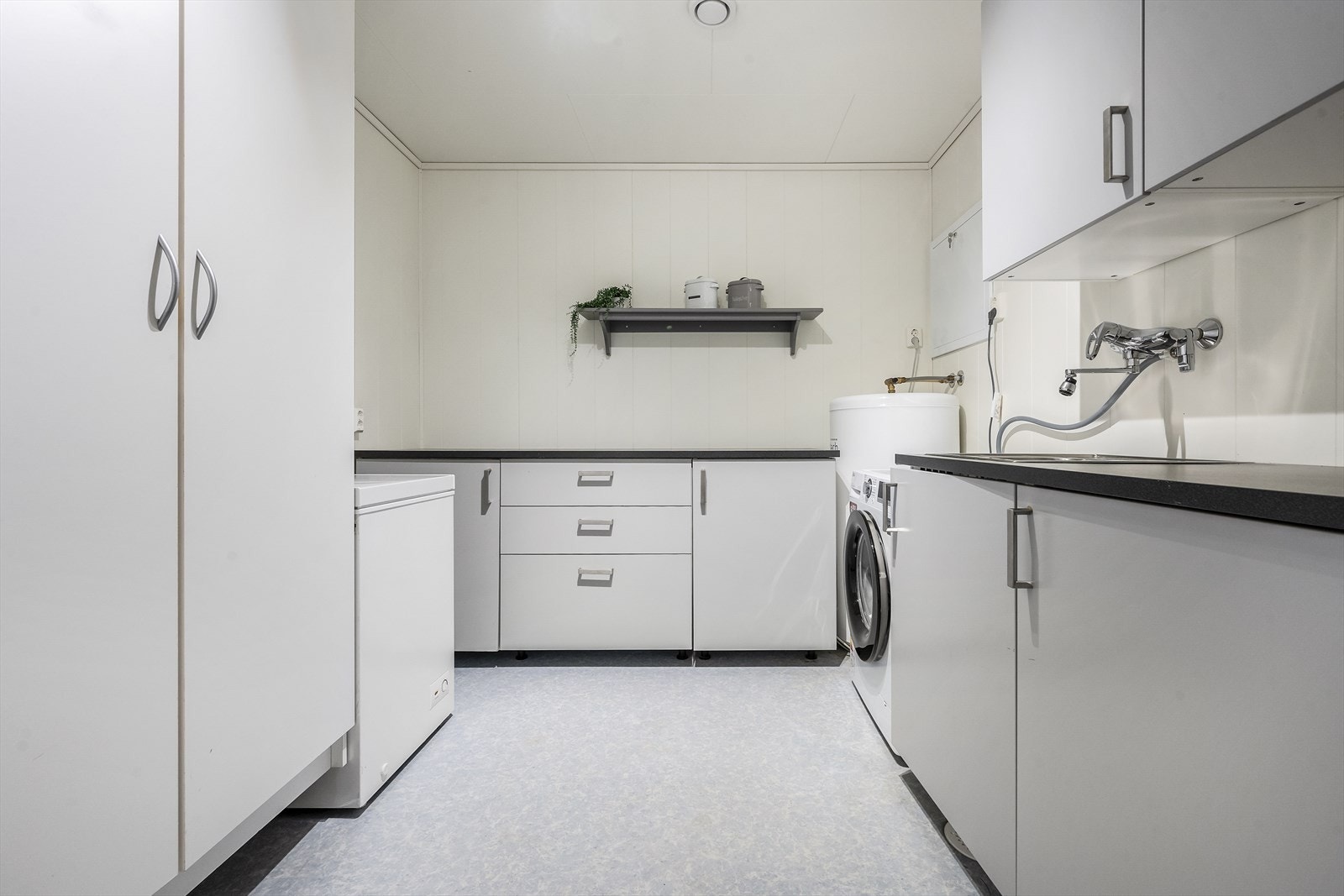 Vaskerommet er også av god storleik og har praktisk innreiing. Galleribilde