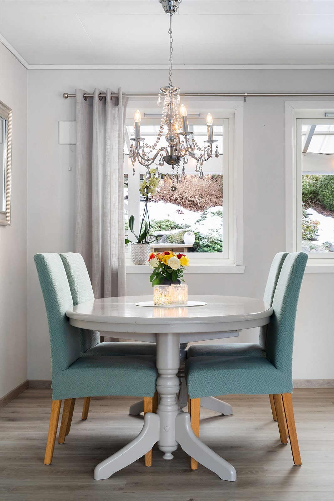 Fin spiseplass ved vindauga. Galleribilde