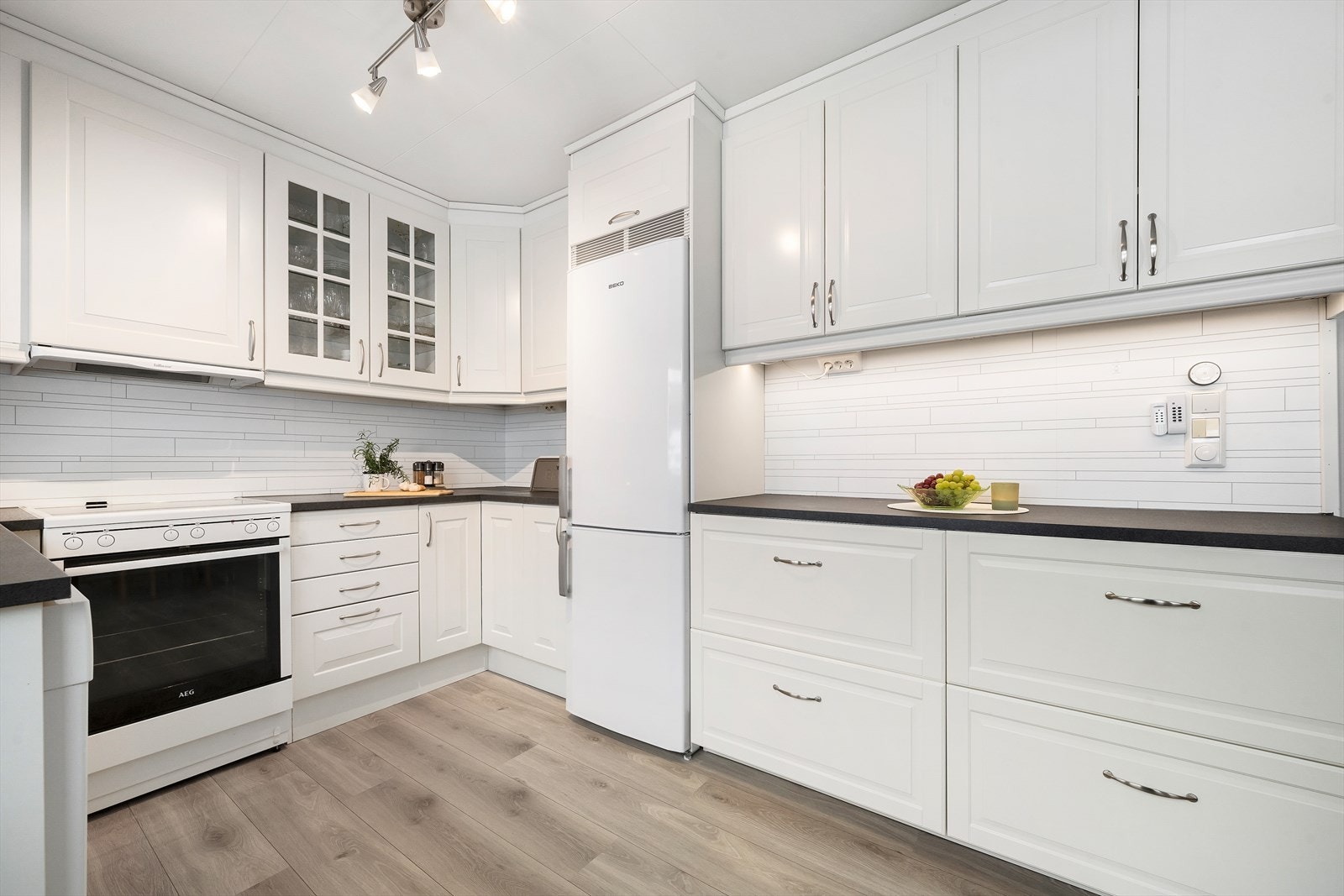 Her er det god skåpplass og stor benkeflate. Galleribilde