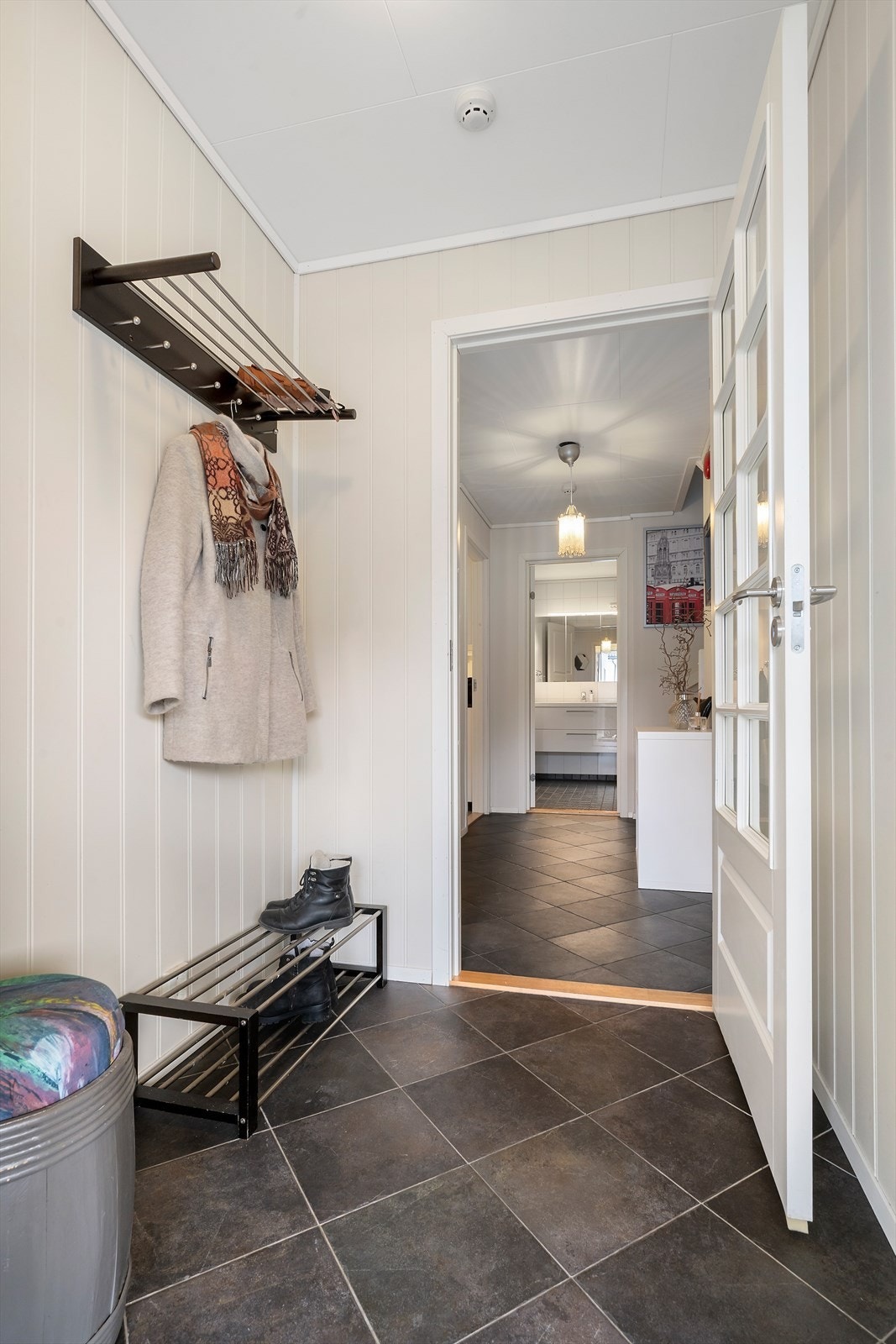 Bustaden har todelt inngangsparti. Her frå vindfanget. Eiga dør til grovinngang/vaskerom til høgre. Galleribilde