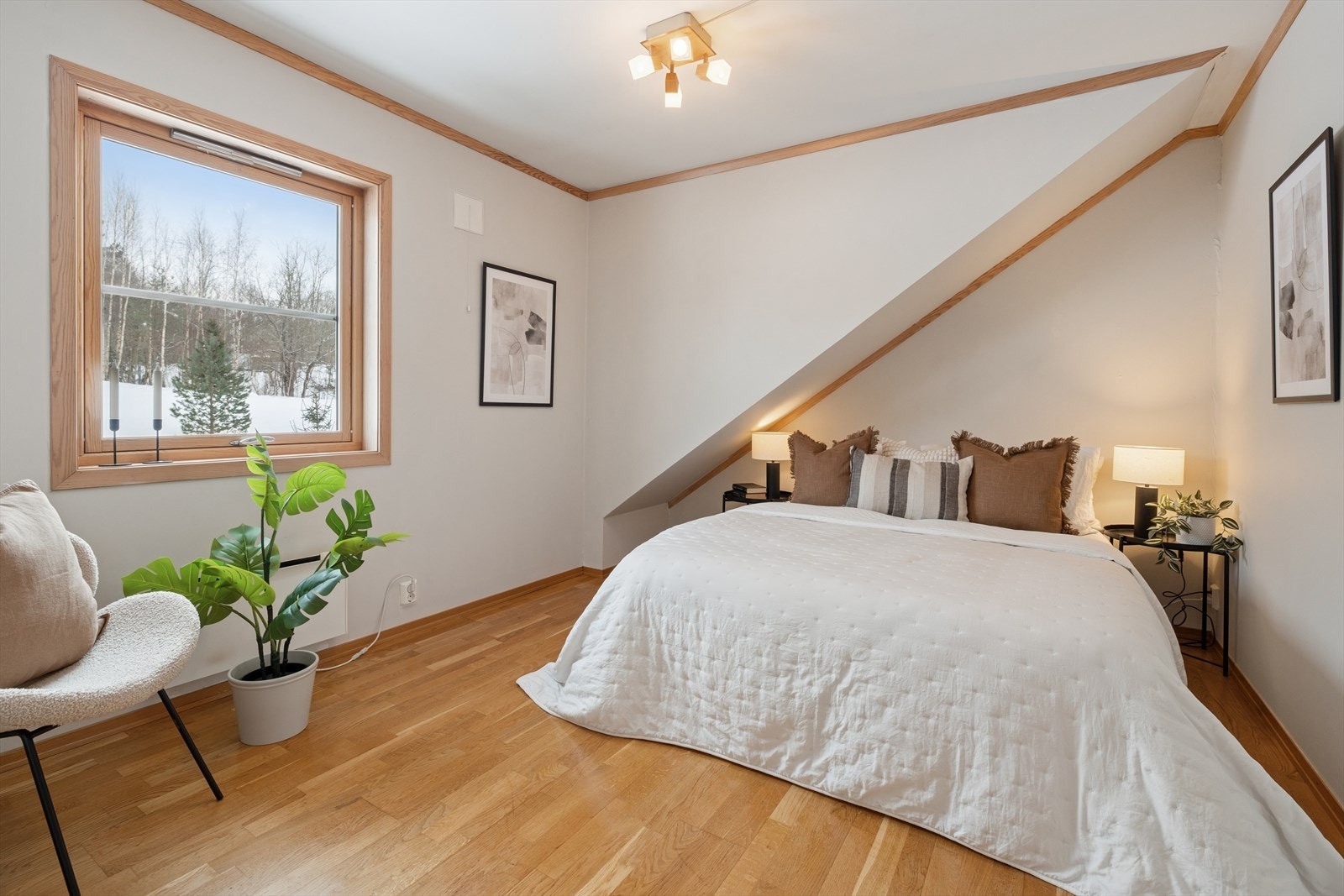 Romslig hovedsoverom med god plass for dobbeltseng, nattbord og garderobe. Galleribilde