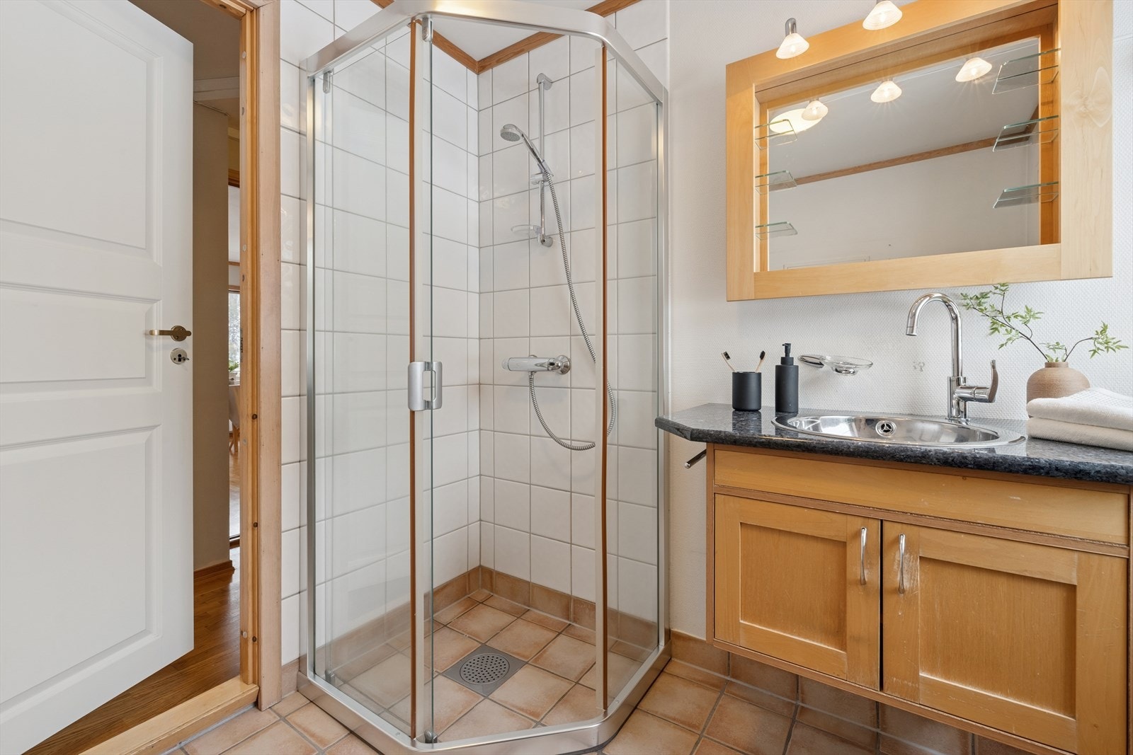 Baderom 1 er flislagt, og er utstyrt med dusjhjørne og en pen baderomsinnredning. Galleribilde