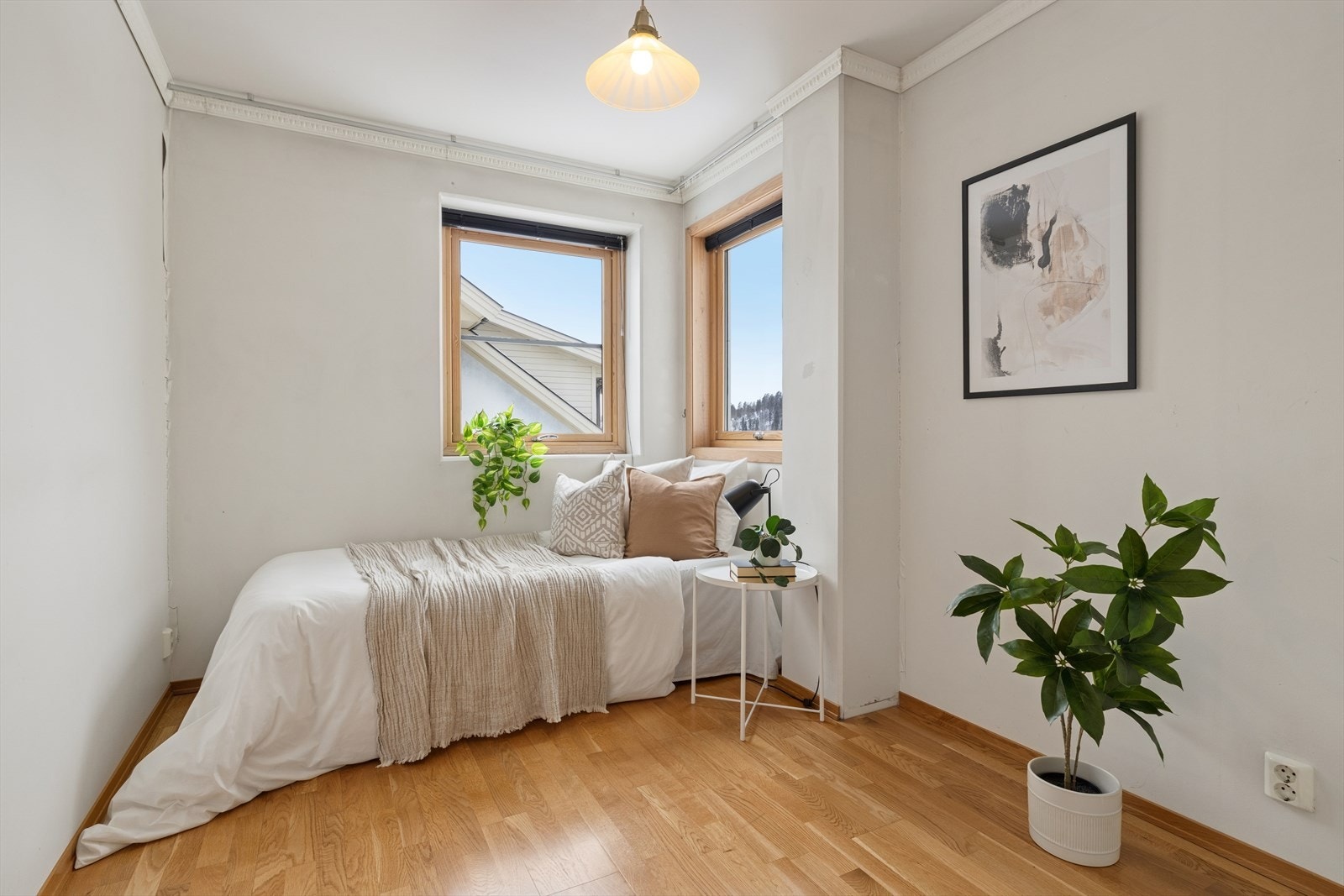 Soverom 2 i enden av leiligheten - Innredet med garderobeskap. Galleribilde