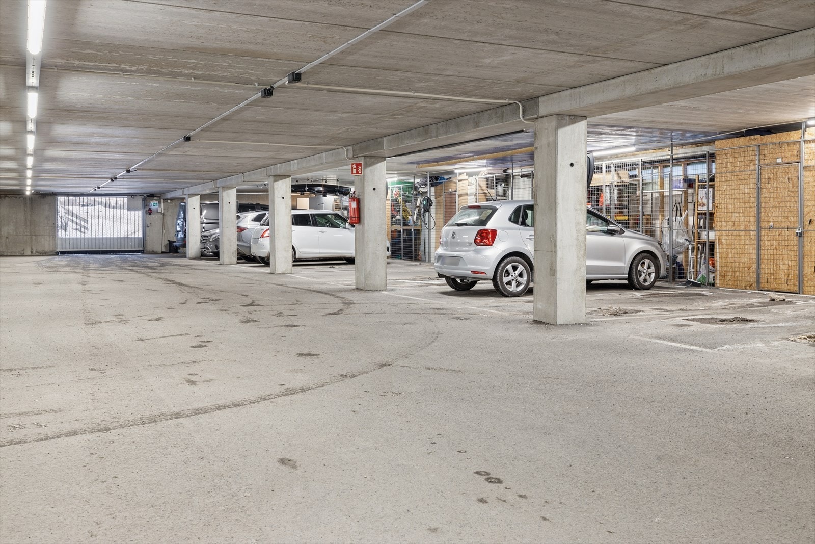 Ta heisen ned til felles garasjeanlegg - Egen parkeringsplass for en bil, samt bod. Galleribilde