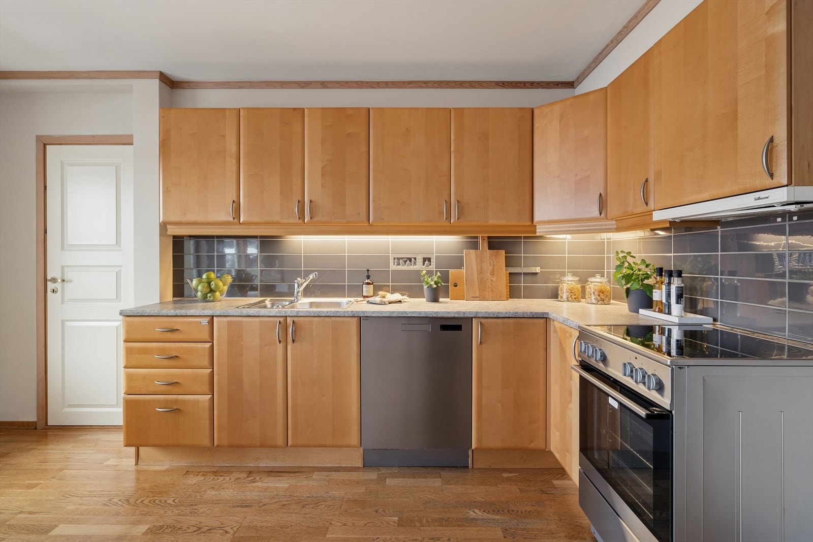 Kjøkken er godt utstyrt med både overskap og underskap. Galleribilde