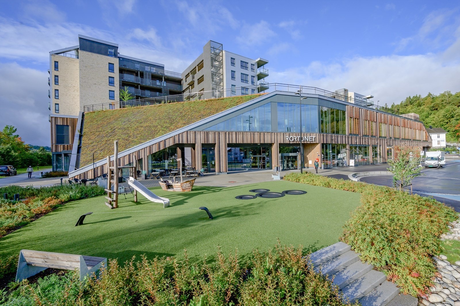 Rortunet Senter er en kort kjøretur unna med alt av forretninger og servicetilbud som bl.a. sportsforretning, frisører, vinmonopol, blomsterforretning, bank, MENY, SATS, cafe Kanel mm. Galleribilde