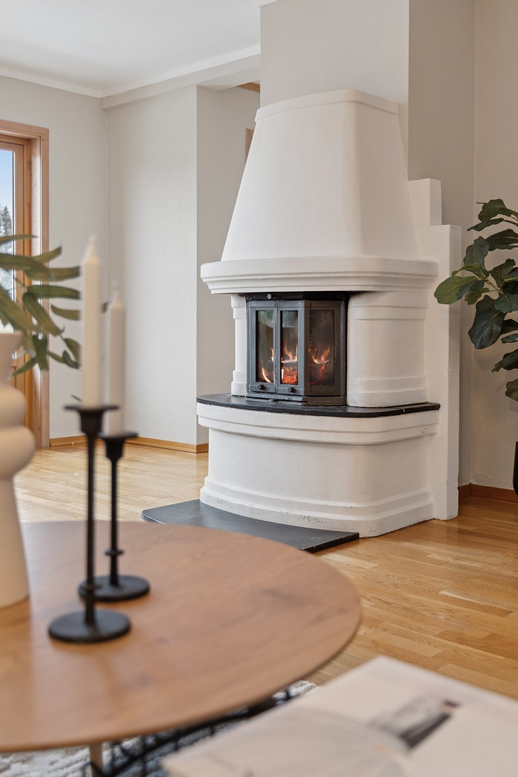 Stuen er innredet med peis - Varme opp både rom og stemning. Galleribilde