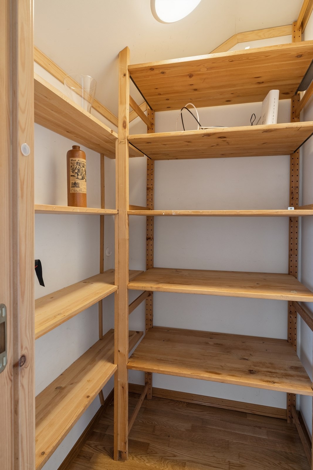 Praktisk innvendig matbod med inngang fra kjøkkenet. Galleribilde