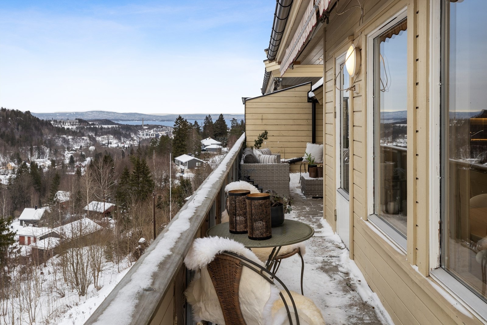 Denne er delvis overbygget og byr på god plass for utemøblement. Galleribilde