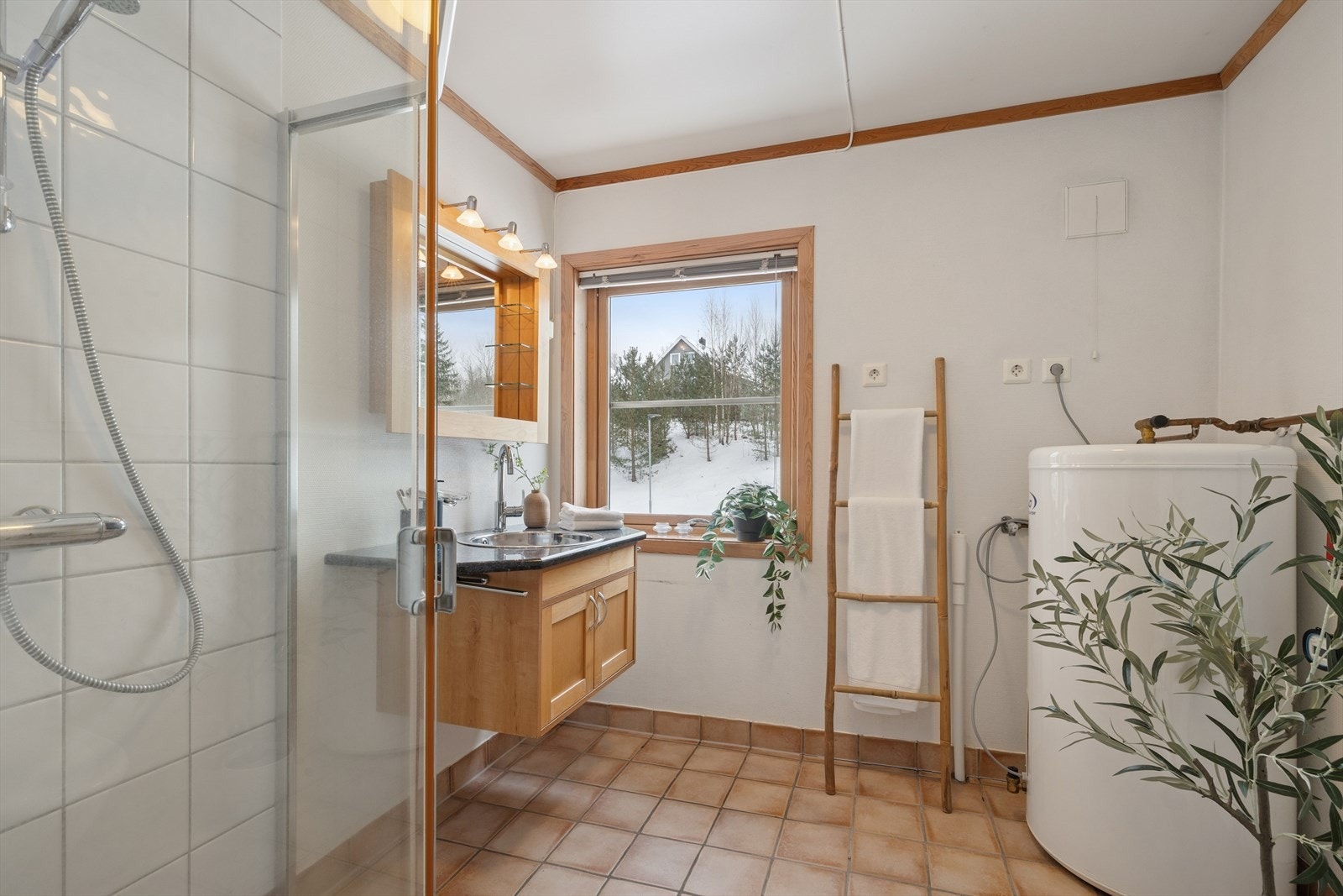 Her er også gulvstående toalett og opplegg for vaskemaskin. Galleribilde