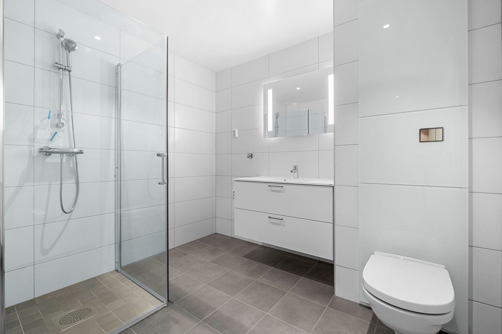 Moderne og lyst flislagt bad på hele 5,4 m². Galleribilde