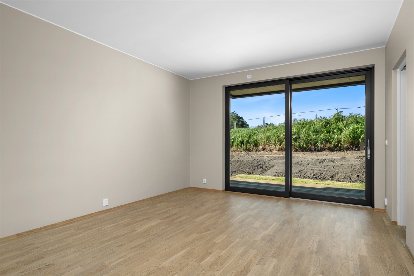 Leilighetens stue- og kjøkkenløsning er på hele 23,4 m² og har god plass til ønsket innredning i de ulike sonene. Galleribilde