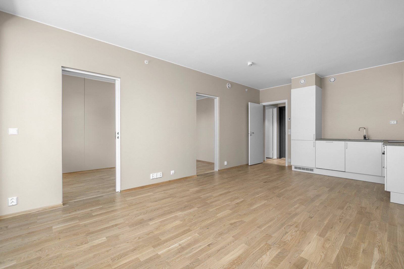 Boligens soverom ligger i direkte og praktisk tilknytning til stuen. Galleribilde