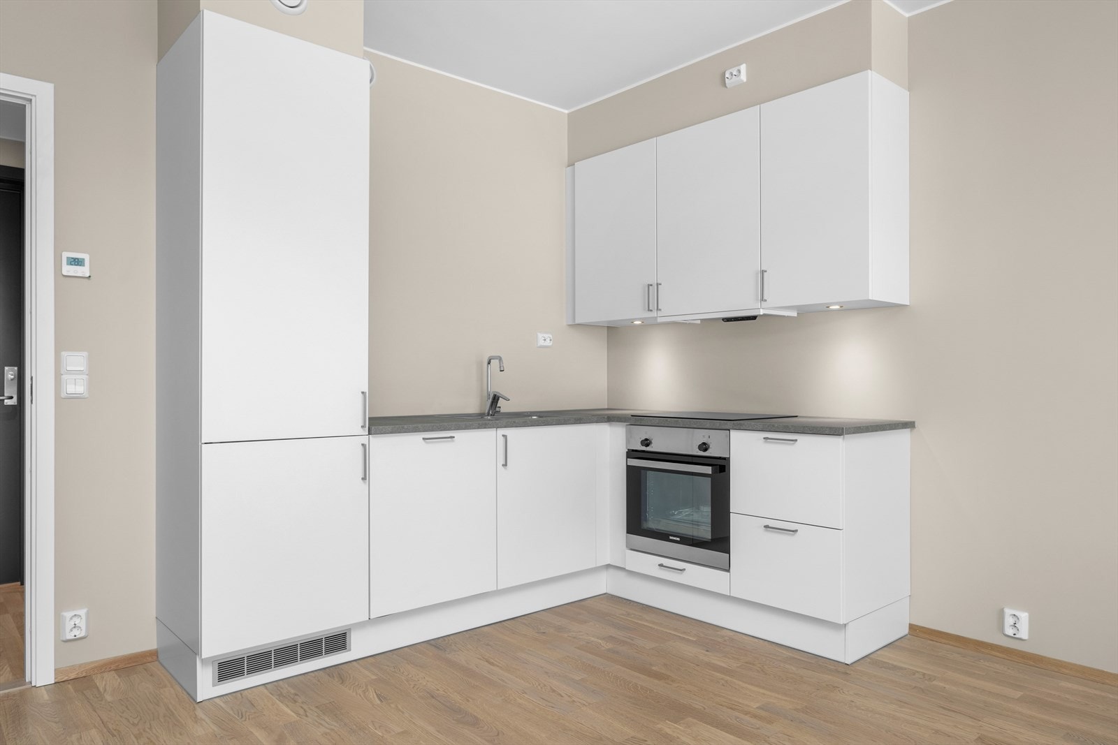 Kjøkkenet har integrerte hvitevarer som kjøl/frysskap, oppvaskmaskin, platetopp og stekeovn. Galleribilde