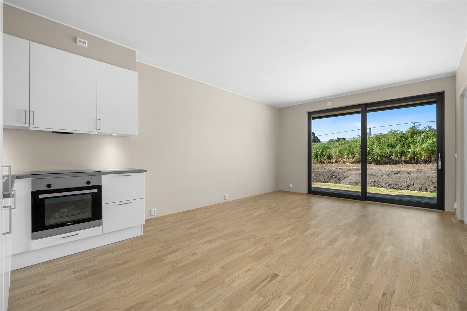 Kjøkkenet finner sin naturlige plass i hjørnet av stue- kjøkkenløsningen. Galleribilde