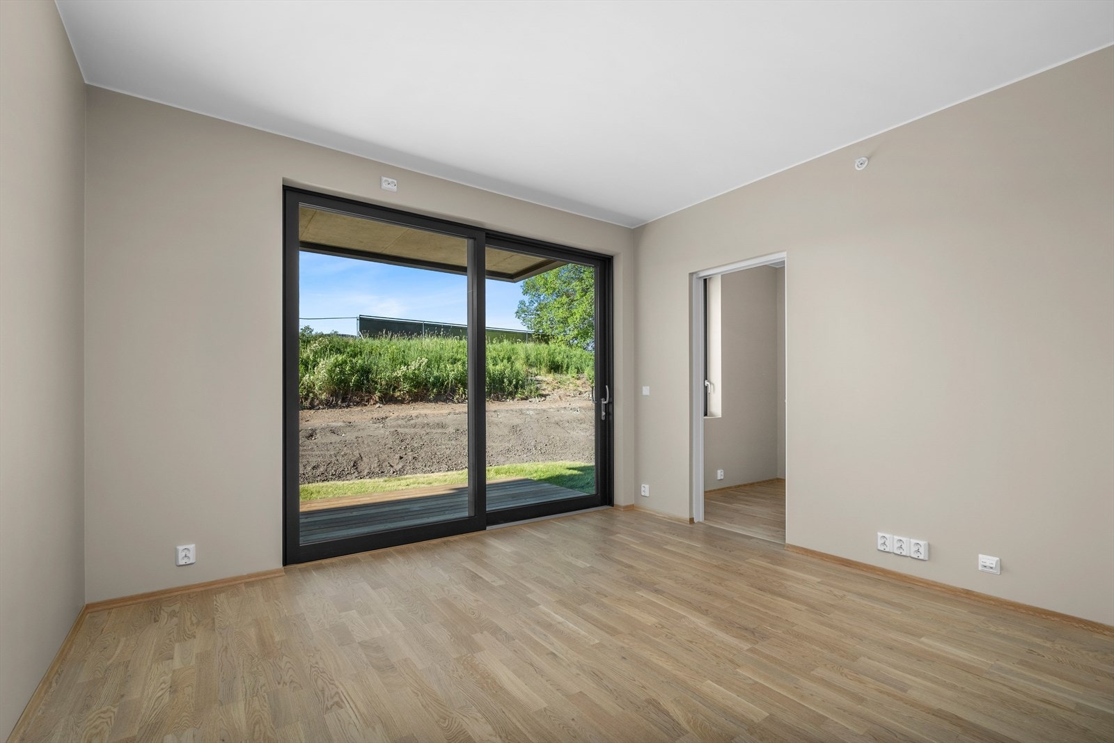 I stuen er det rause vindusflater som sørger for at stuen oppleves som lys og luftig. Galleribilde