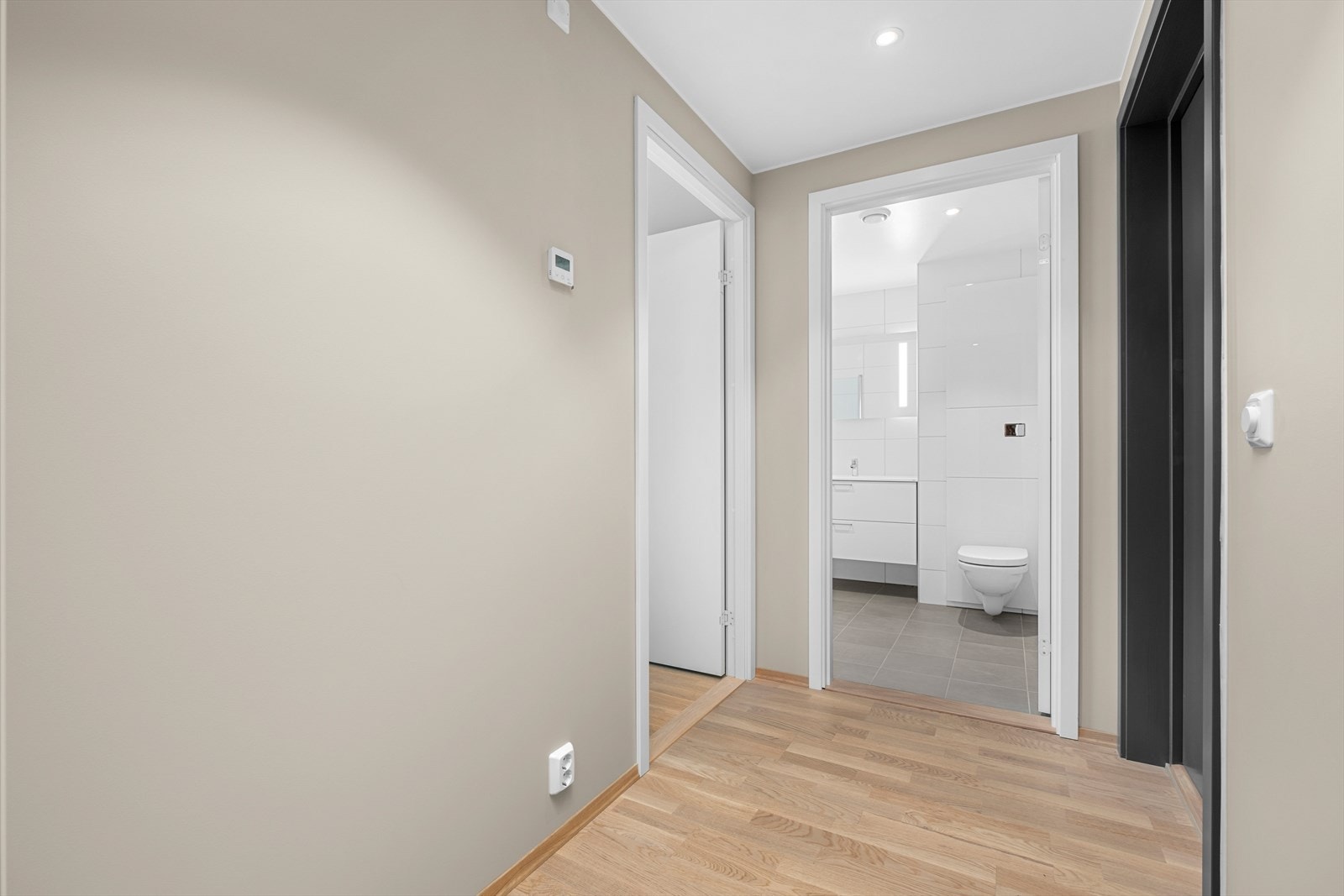 Badet ligger praktisk til, i direkte tilknytning entré. Galleribilde