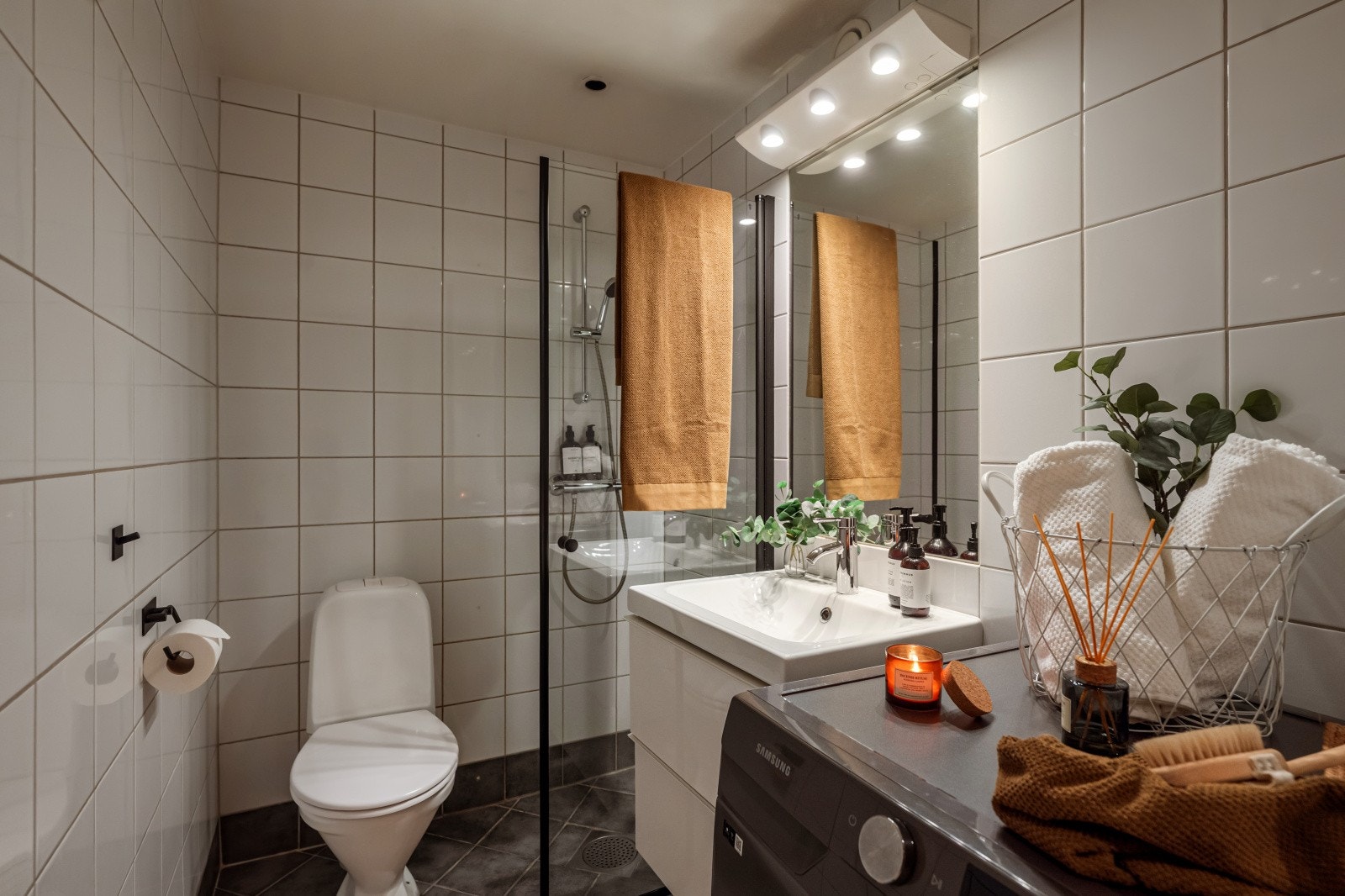 Badet er flislagt med varmekabler. Galleribilde