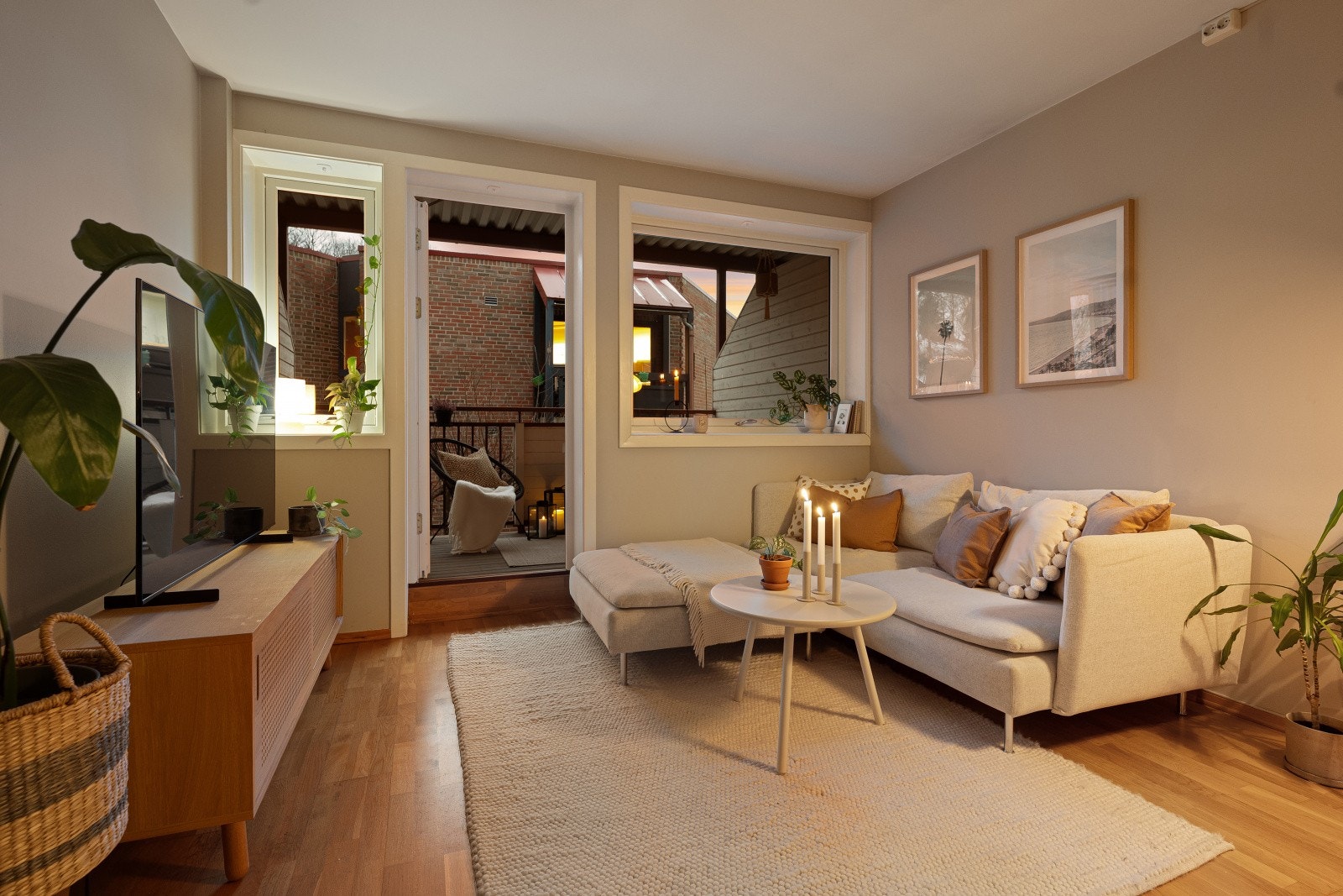 Boligens stue får rikelig med lysinnslipp fra store vindusflater og har en god romfølelse. Galleribilde