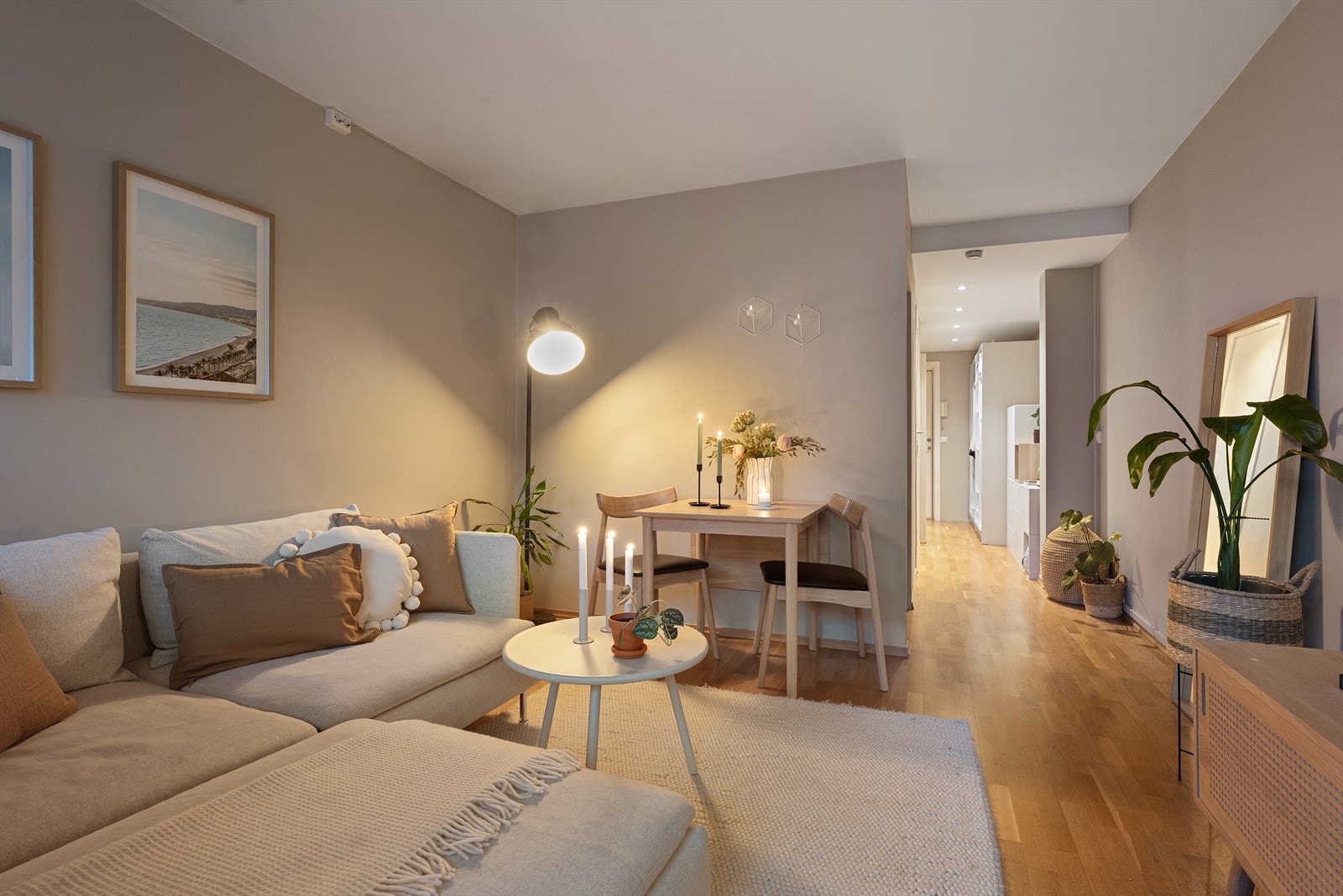 Stuen er et hyggelig rom med plass til en sittegruppe, samt en spisegruppe. Galleribilde