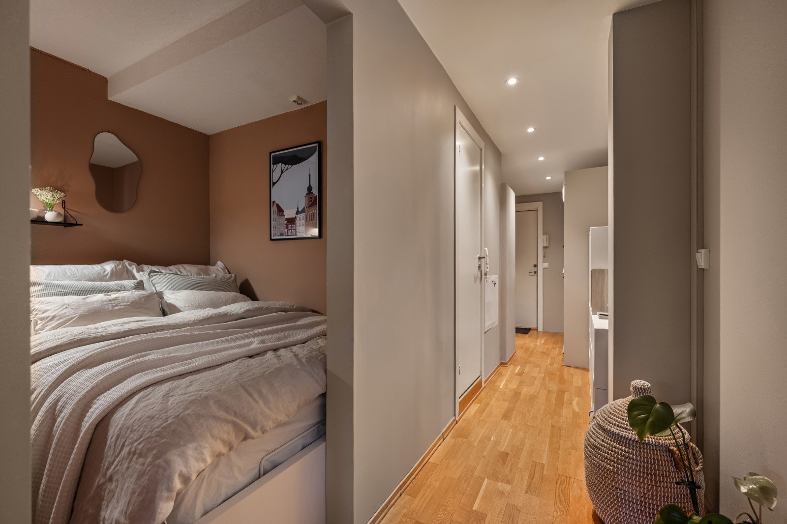 Det er etablert en praktisk og hyggelig alkoveløsning med plass til dobbeltseng. Galleribilde