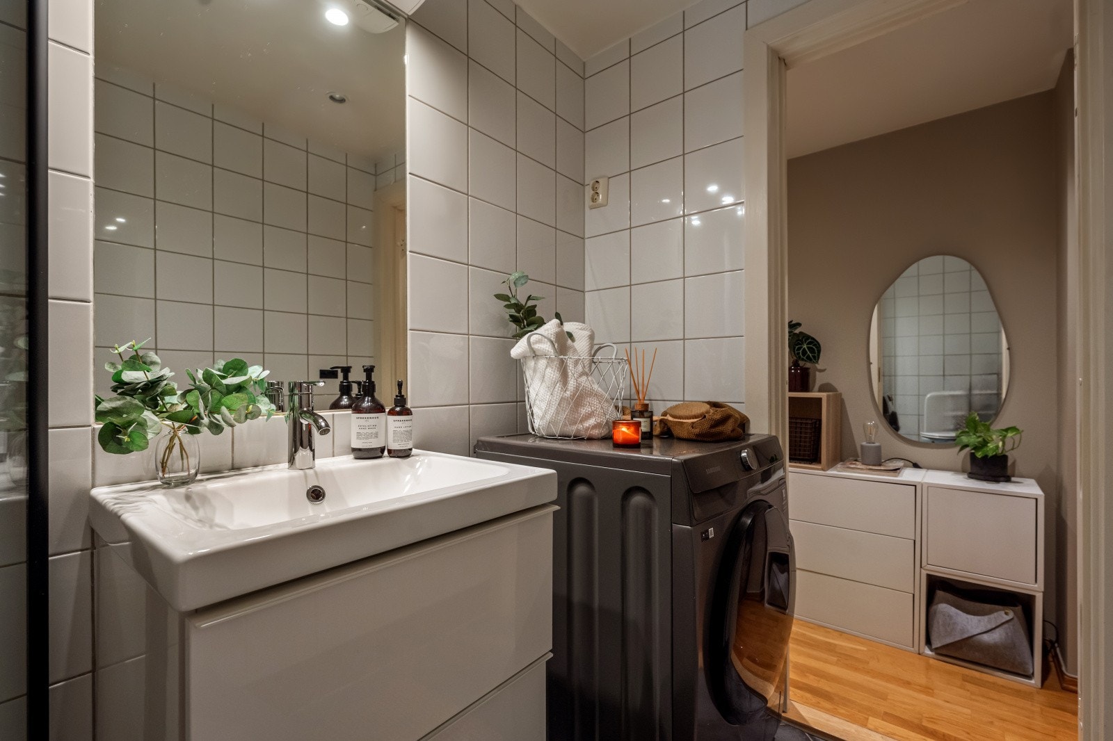 Innredningen består av servant i helstøpt plate og benkeskap med glatte fronter, toalett og dusj på gulv med dør i herdet glass. Det er opplegg for vaskemaskin. Galleribilde