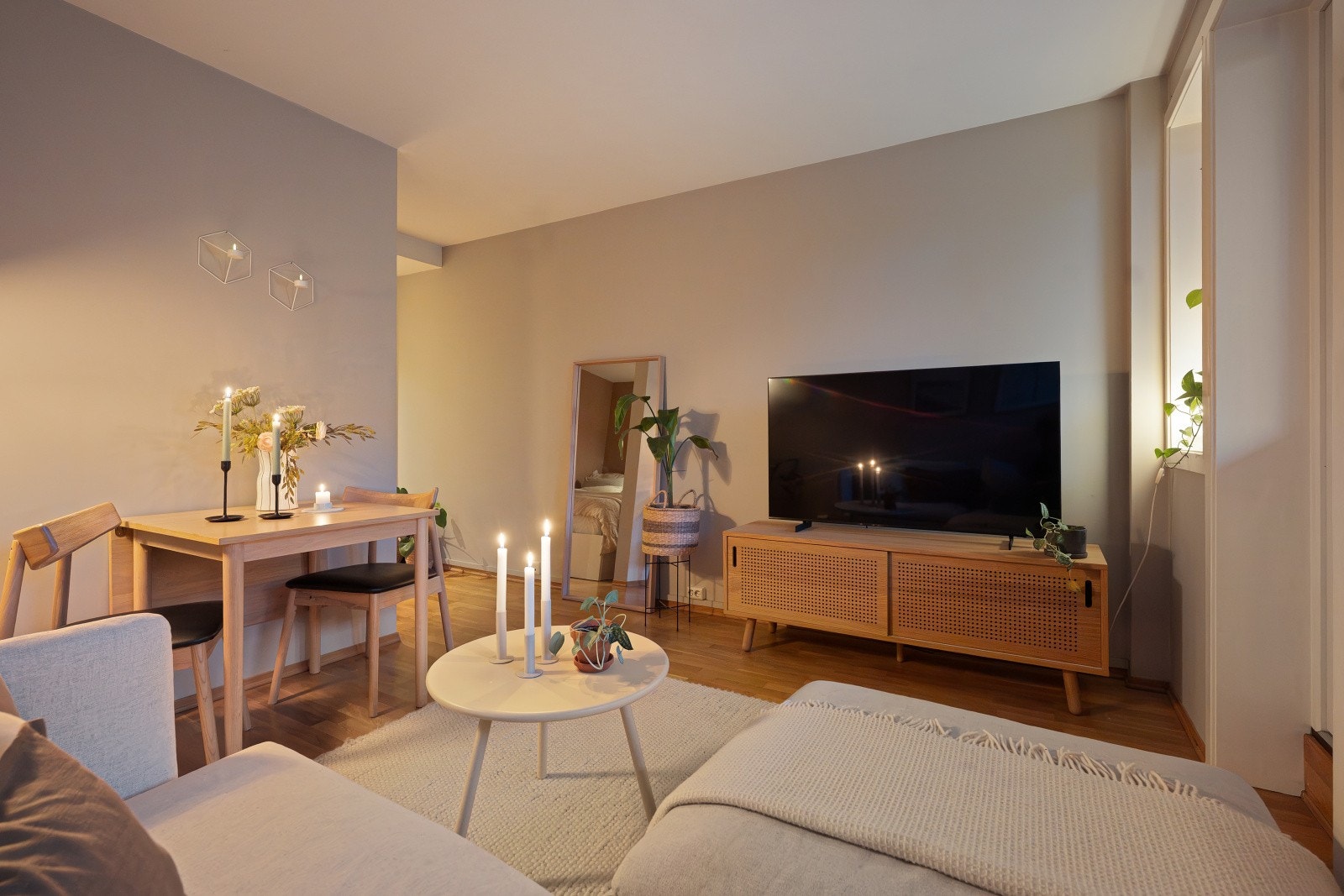 Leiligheten er arealeffektiv og byr på naturlige møbleringssoner. Galleribilde