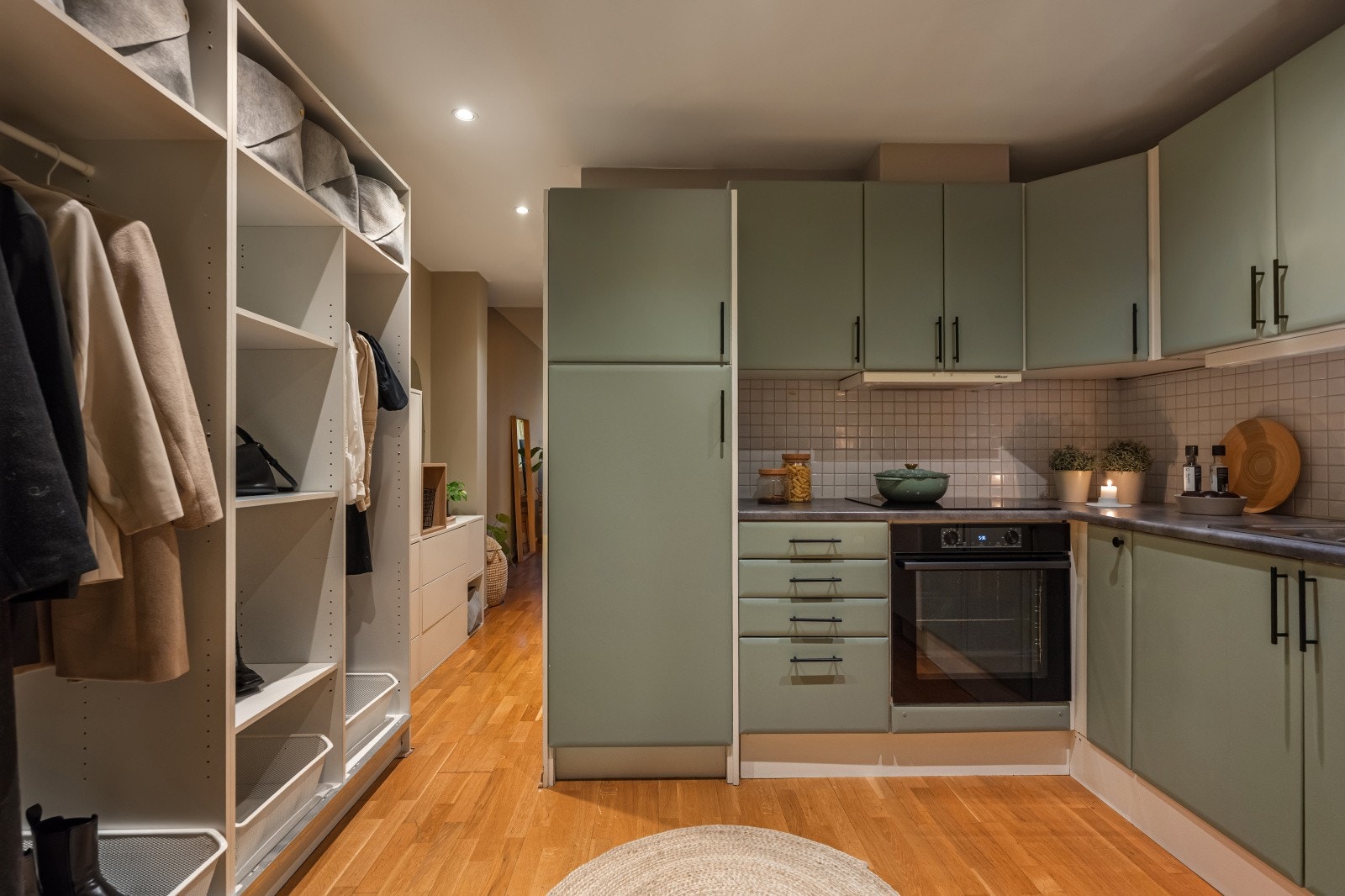 Kjøkkenet ligger i tilknytning til entréen og fremstår som tidsriktig med innredning fra 2004. Galleribilde