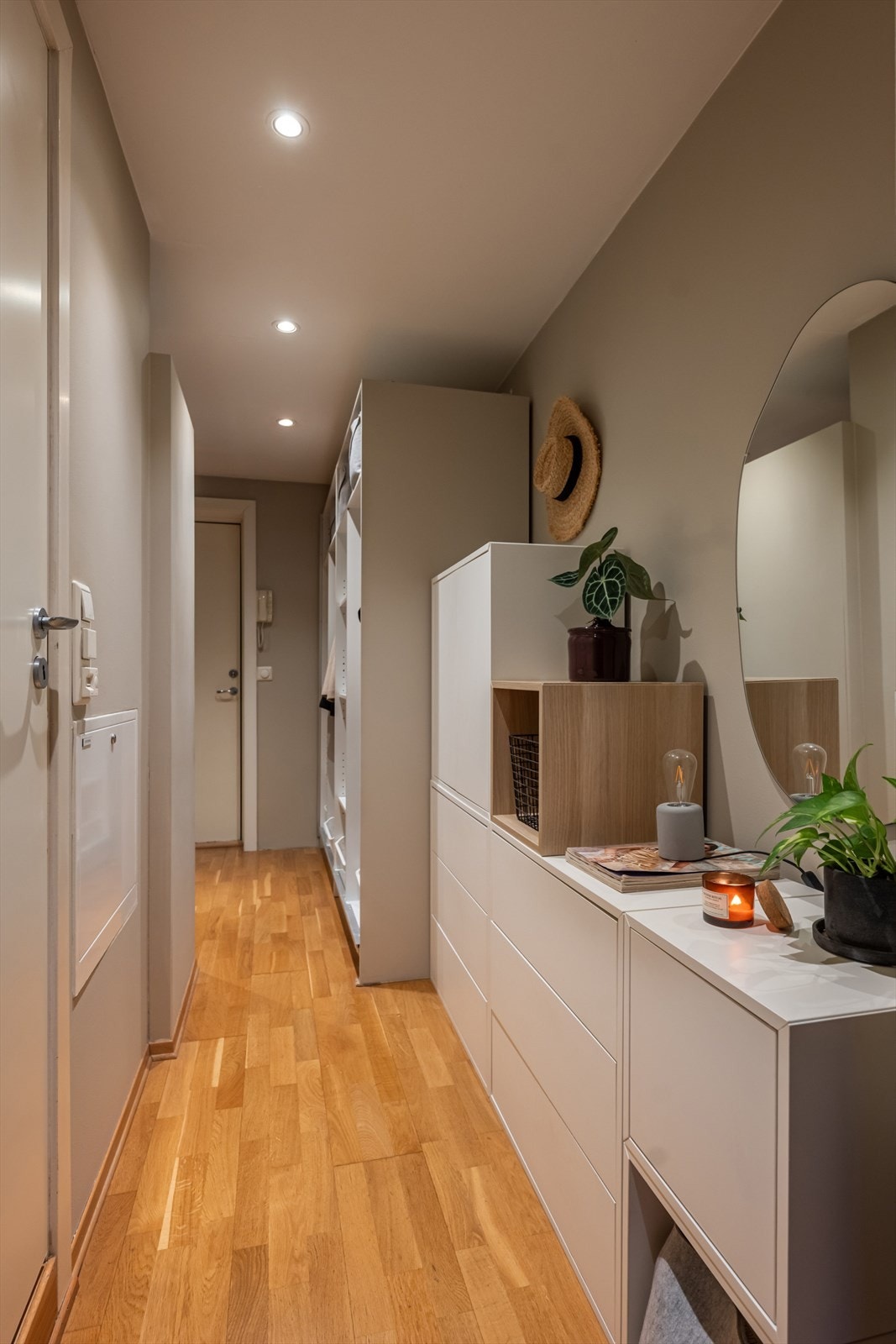 Ved adkomst møtes du av en innbydende entré med gode oppbevaringsmuligheter. Galleribilde