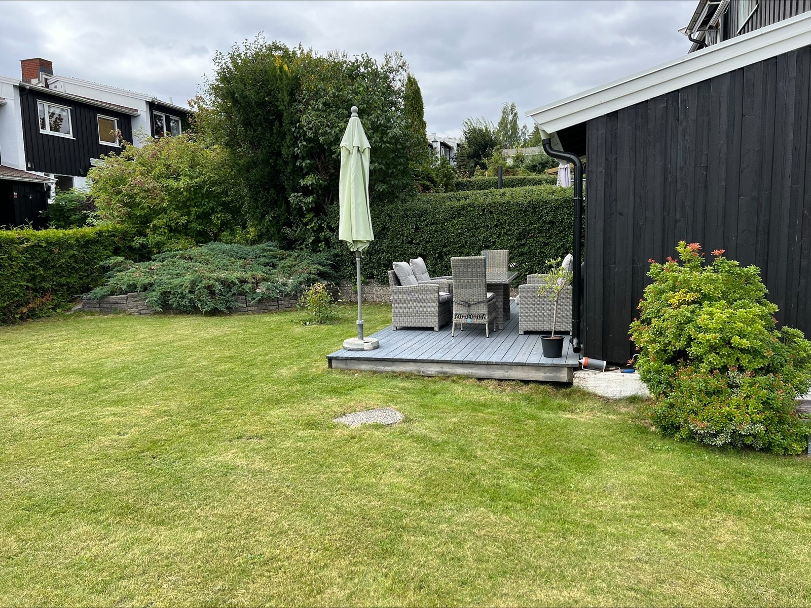 Meget pent opparbeidet og beplantet hage. Galleribilde