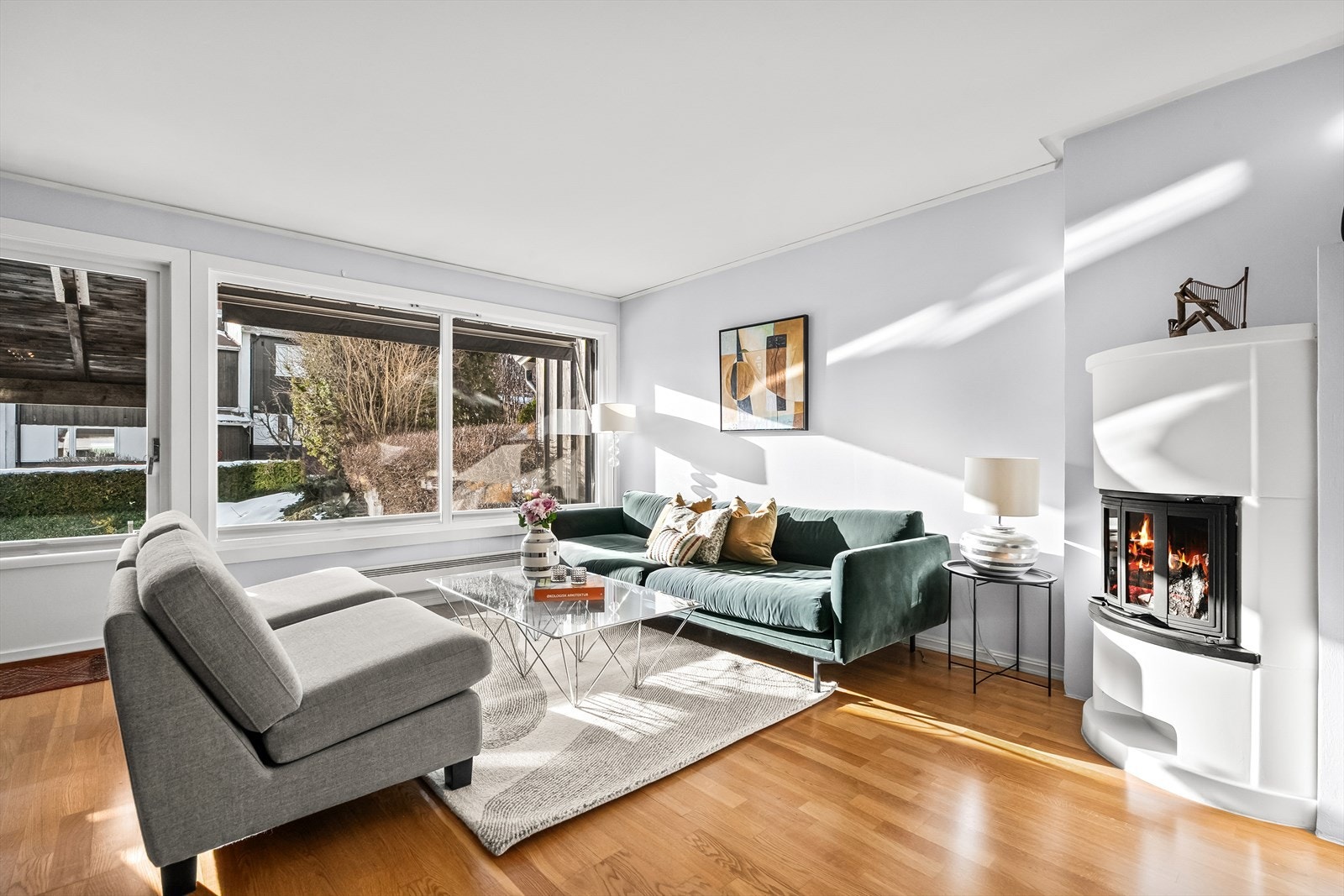 Velkommen inn. Stuen er romslig og er et naturlig samlingspunkt. Rommet er lyst og luftig. Galleribilde