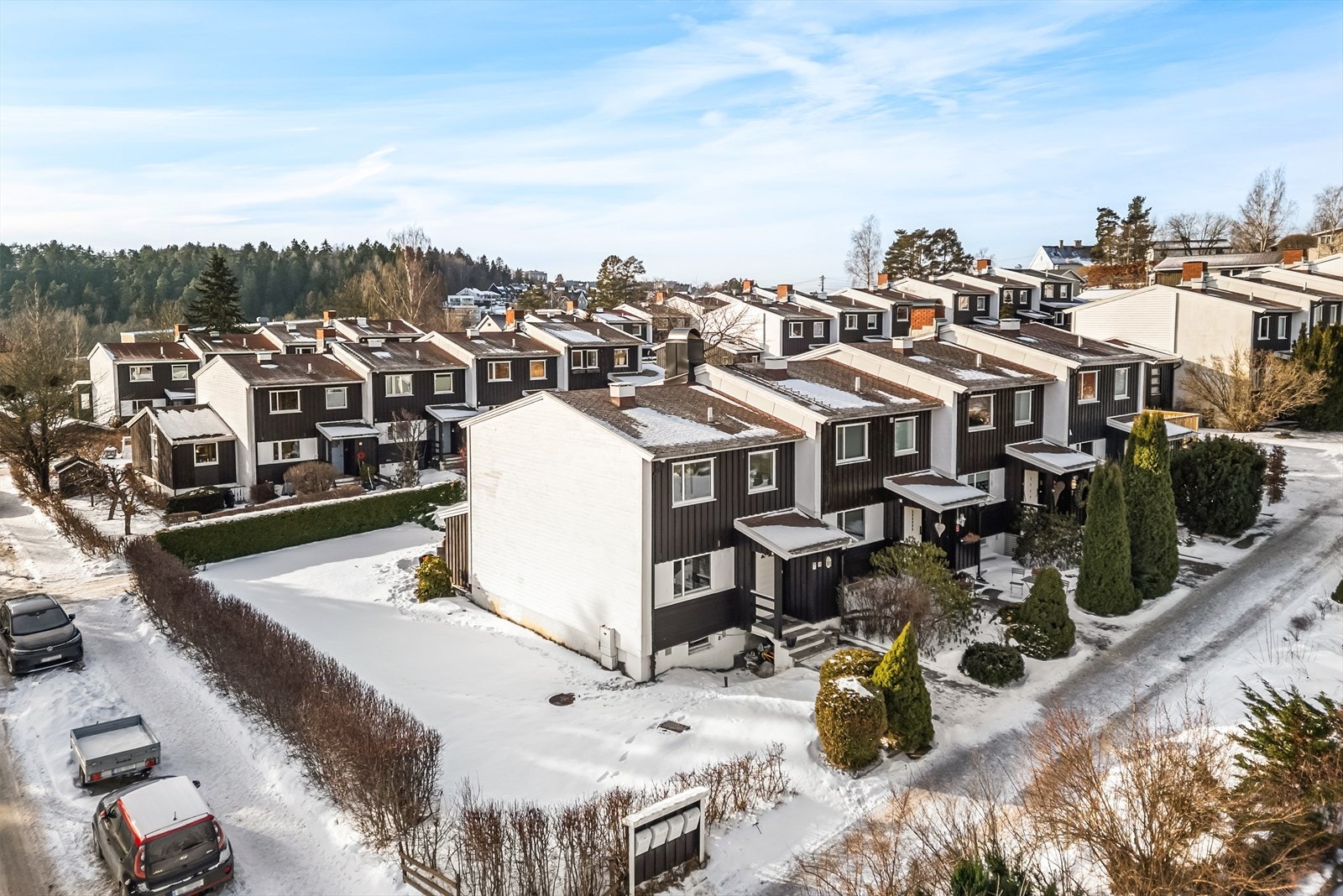 En hekk rundt hele tomten skjermer for innsyn og skaper en privat og lun atmosfære. Galleribilde